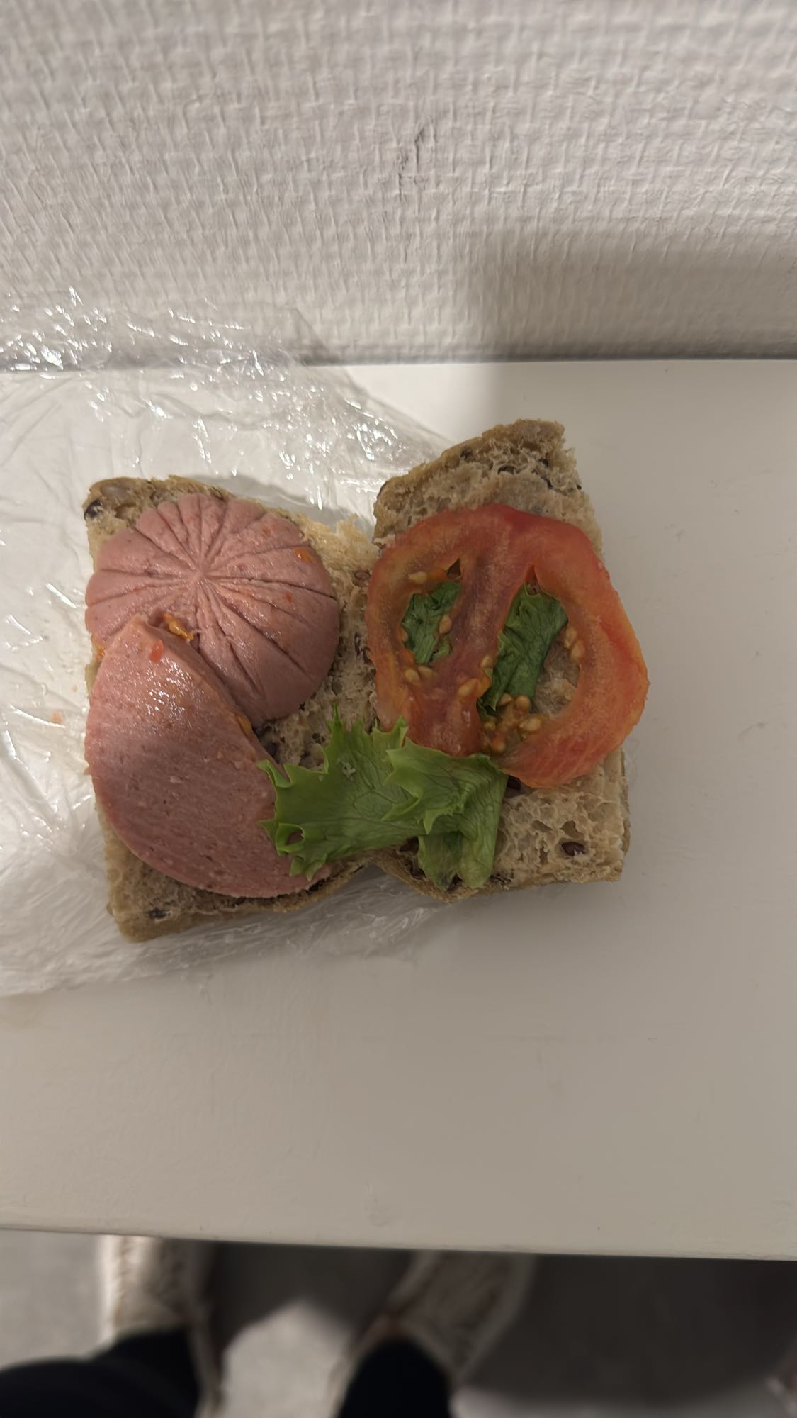 broodje met worst en groente