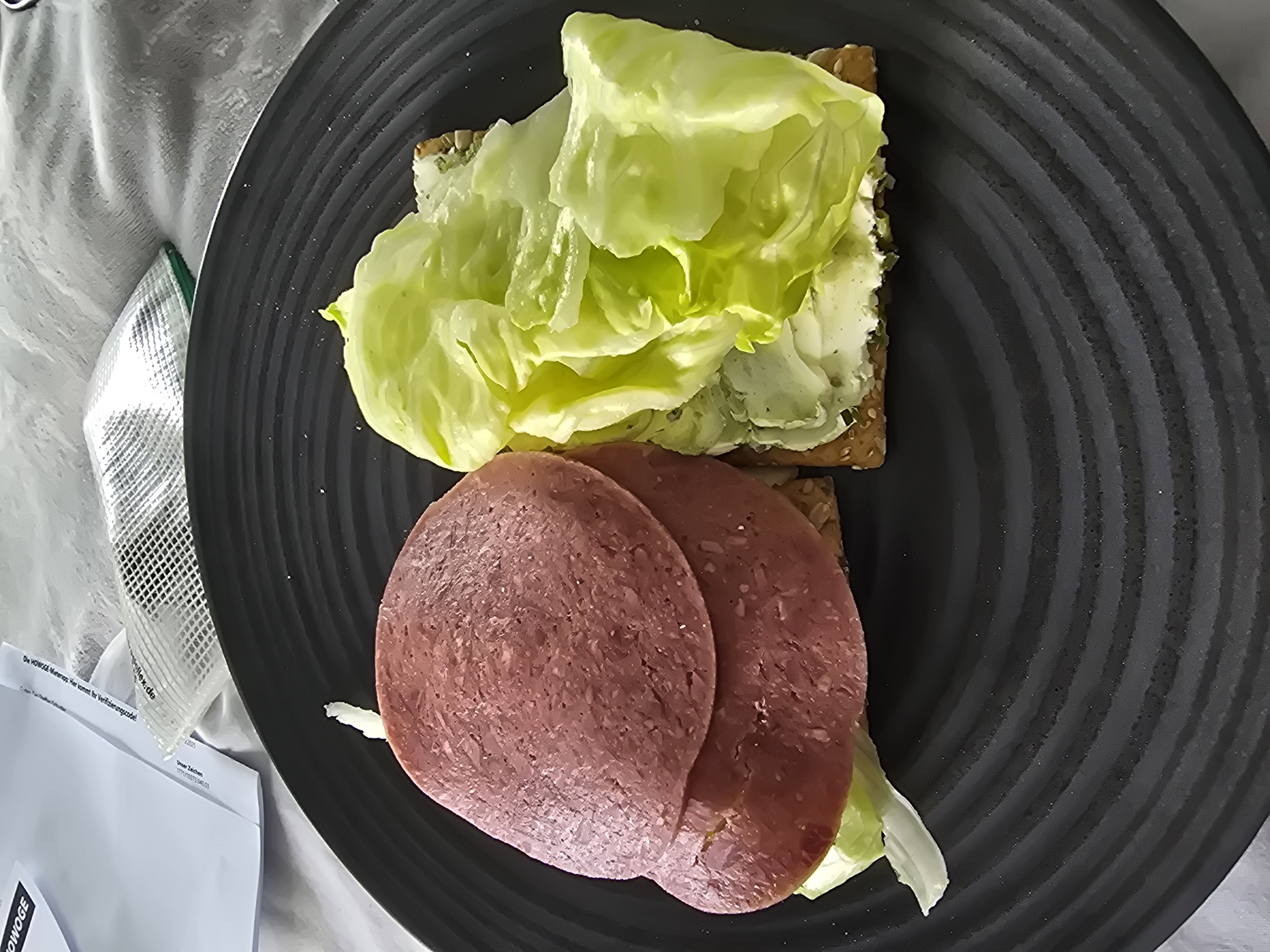 Knäckebrot mit Salami