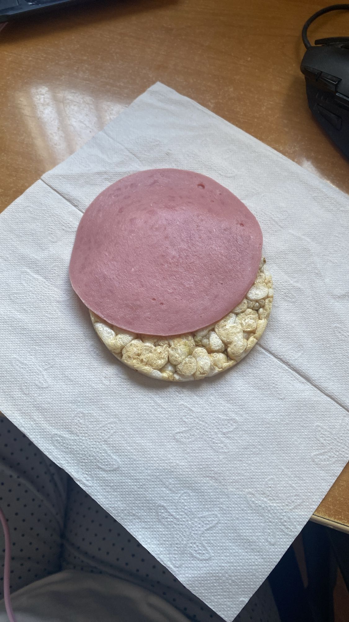 galleta de arroz con mortadela