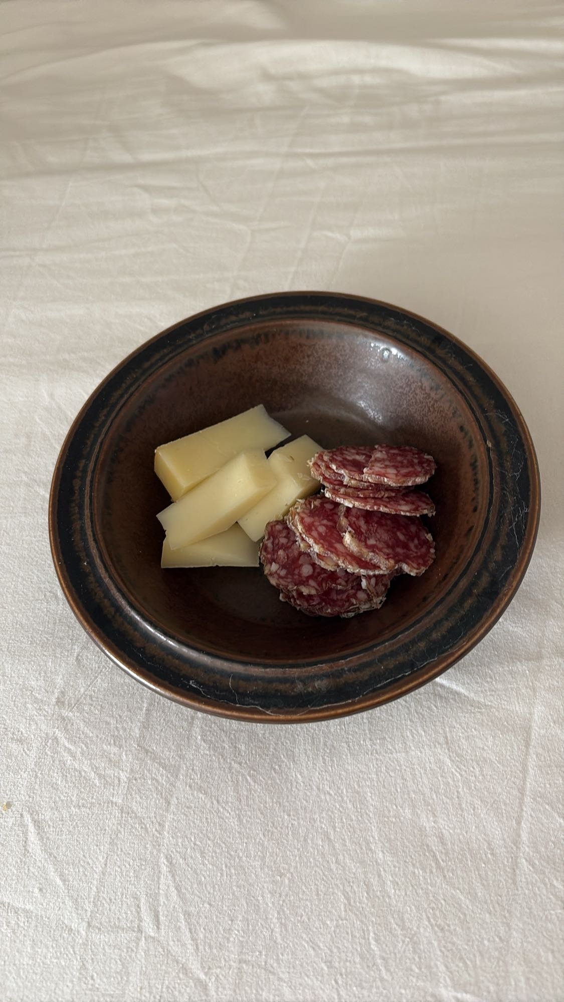 Ost och salami-tallrik