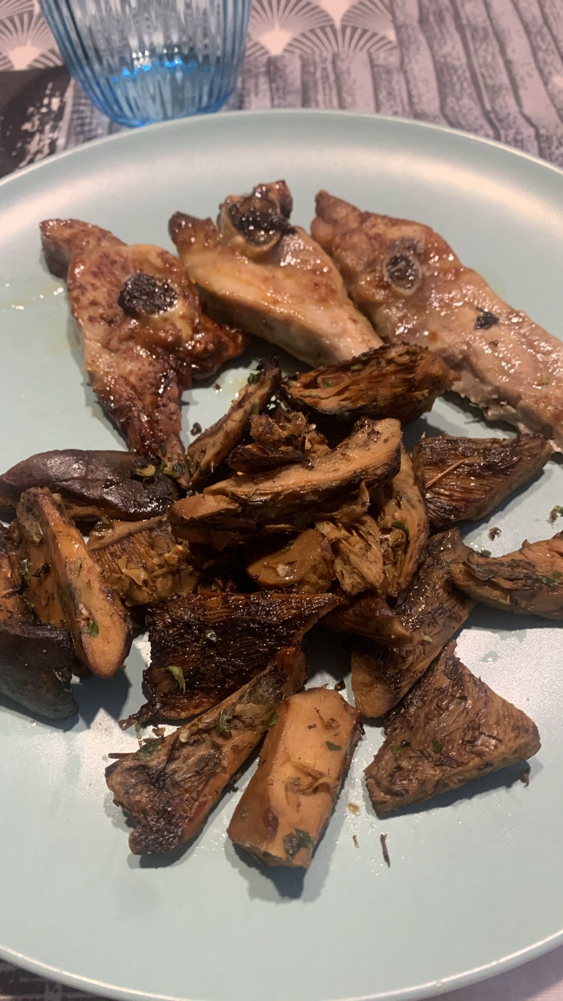 Pollo con setas salteadas