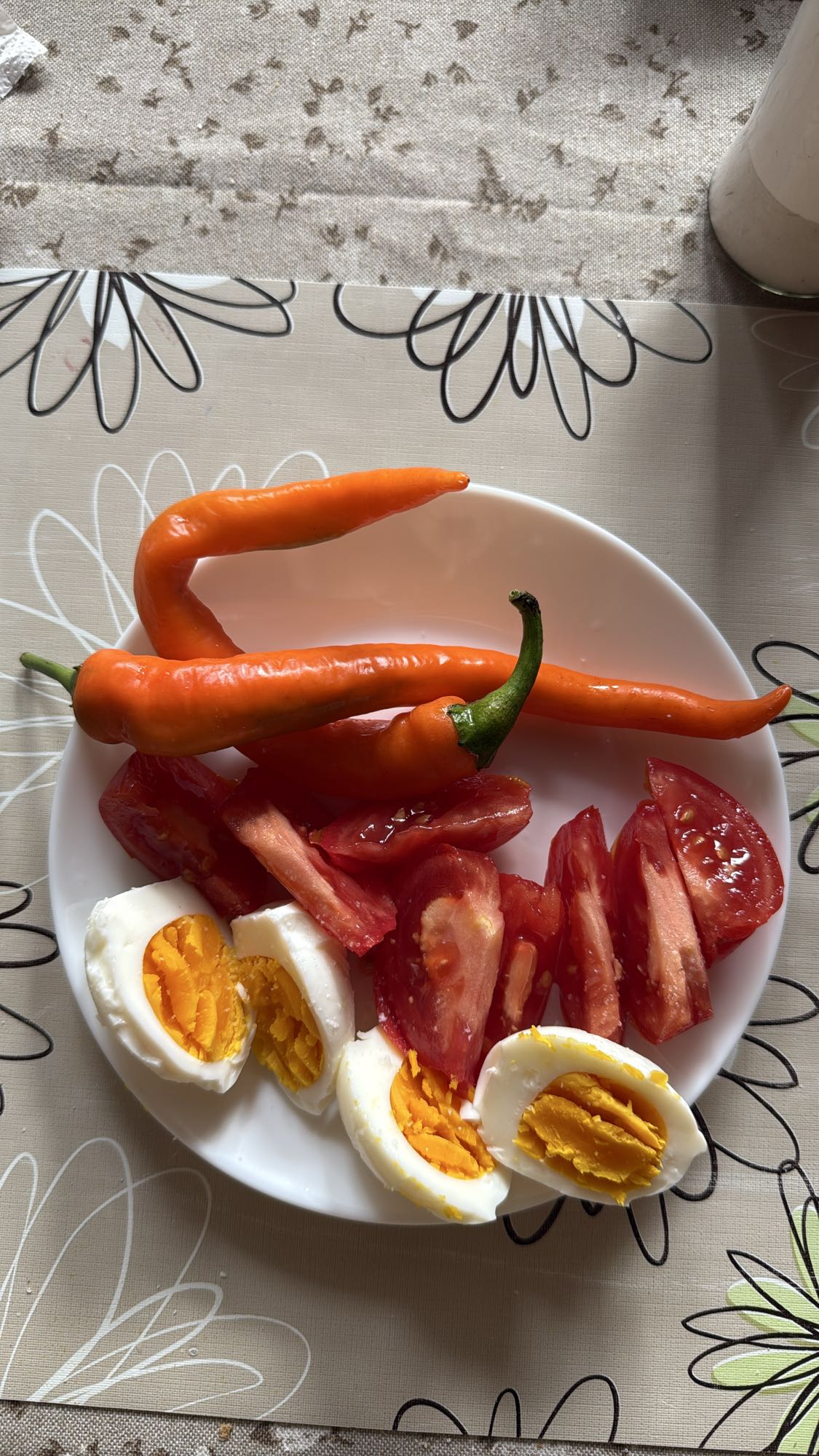 Mic dejun cu ou, roșii, ardei