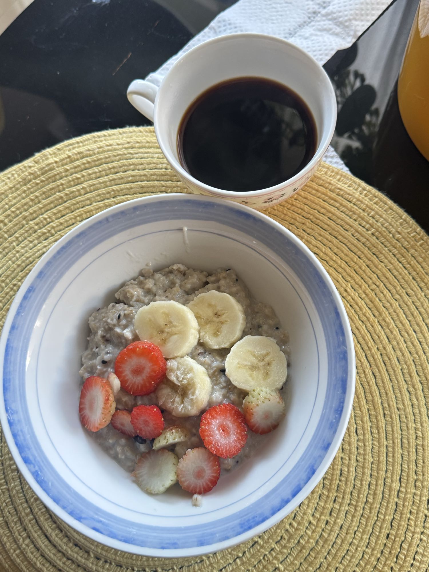 Avena con frutas y café