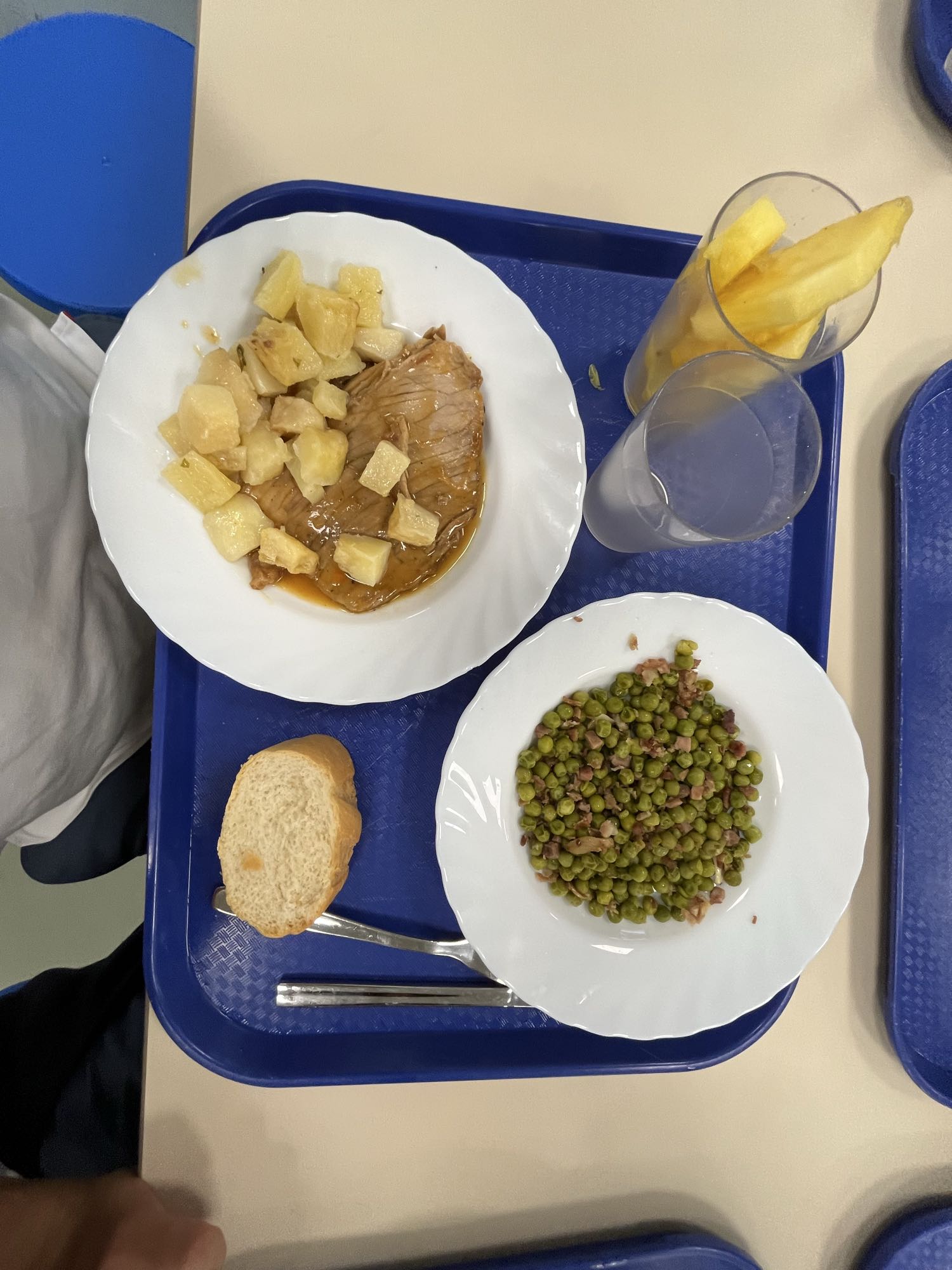 Carne con patatas y guisantes