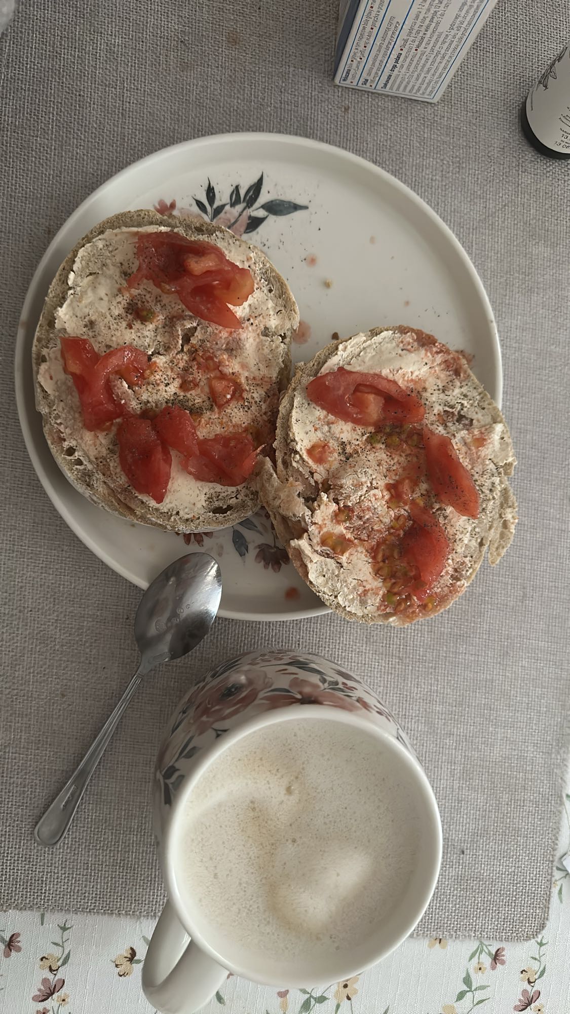 Bułka z serkiem i kawą