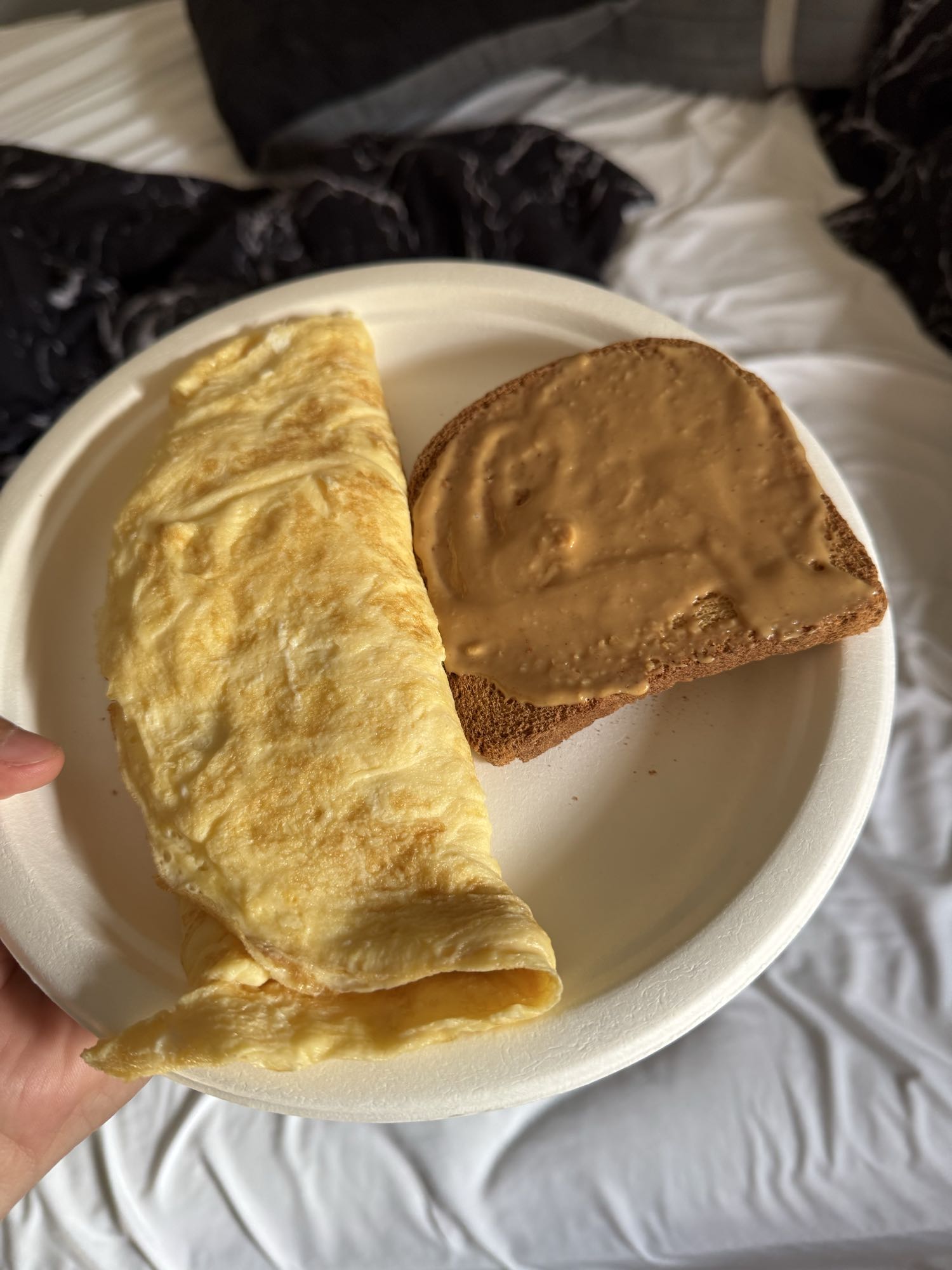 3 huevos, 2 claras y tostada integral con mantequilla de mani sin azucar