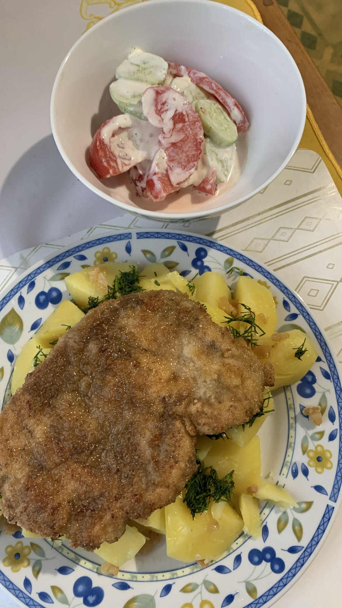 Kotlet z ziemniakami i sałatką