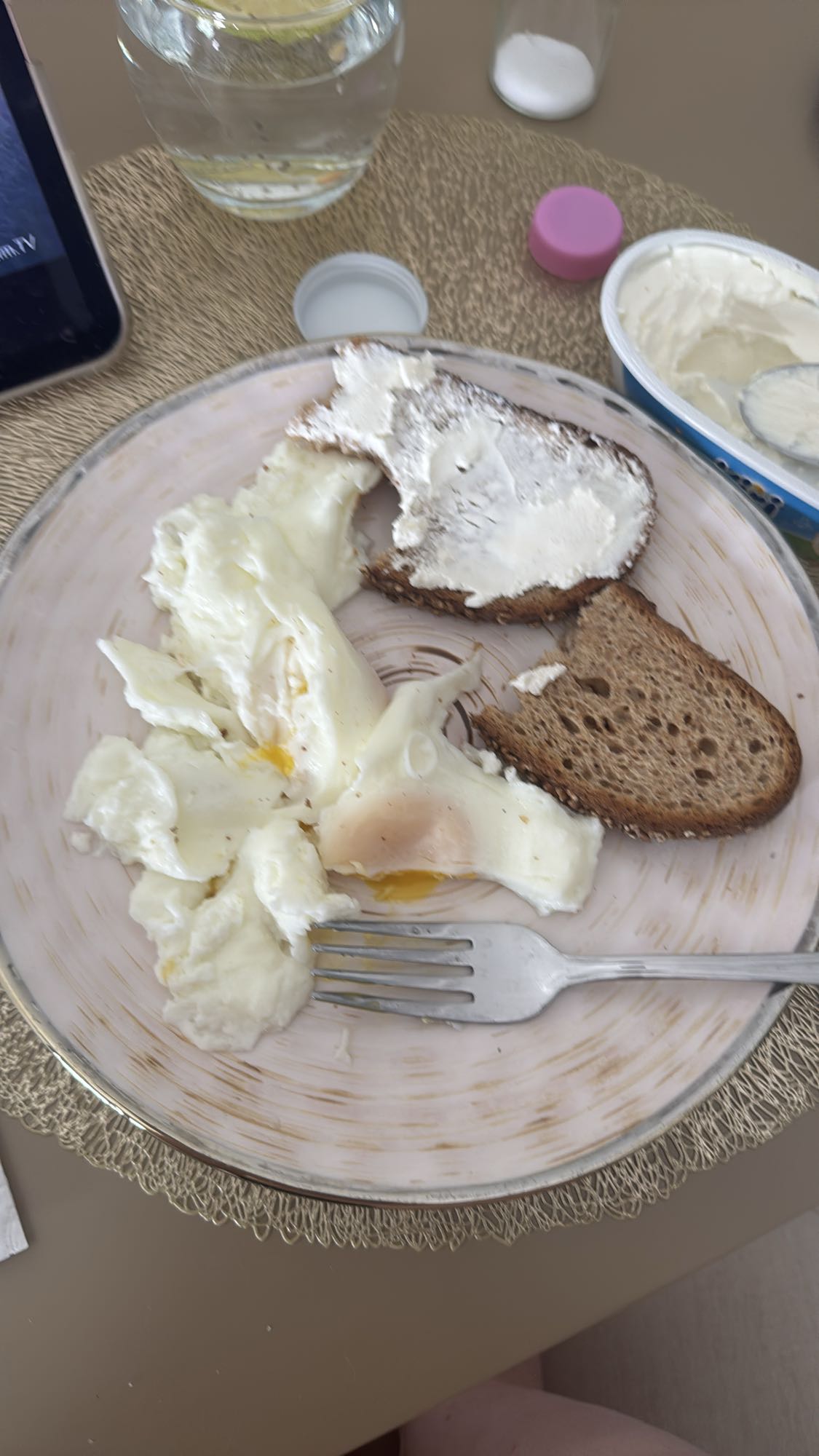 Яйца с цельнозерновым хлебом и сыром