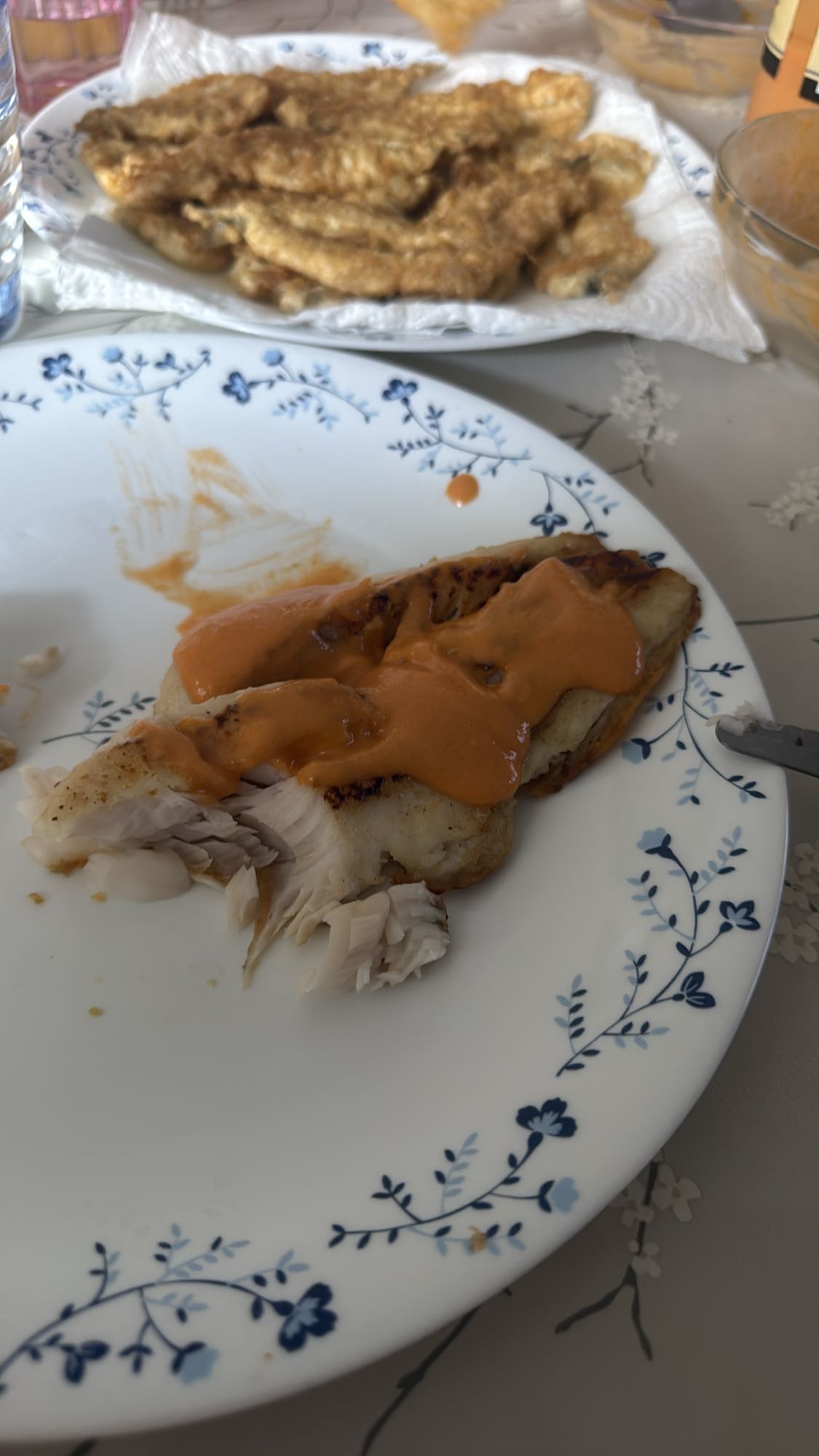 pescado con salsa y fritos