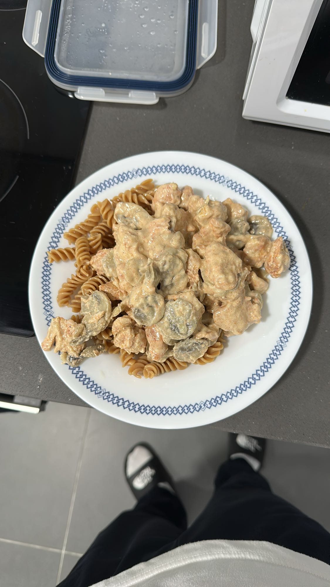 Pasta con pollo y champiñones