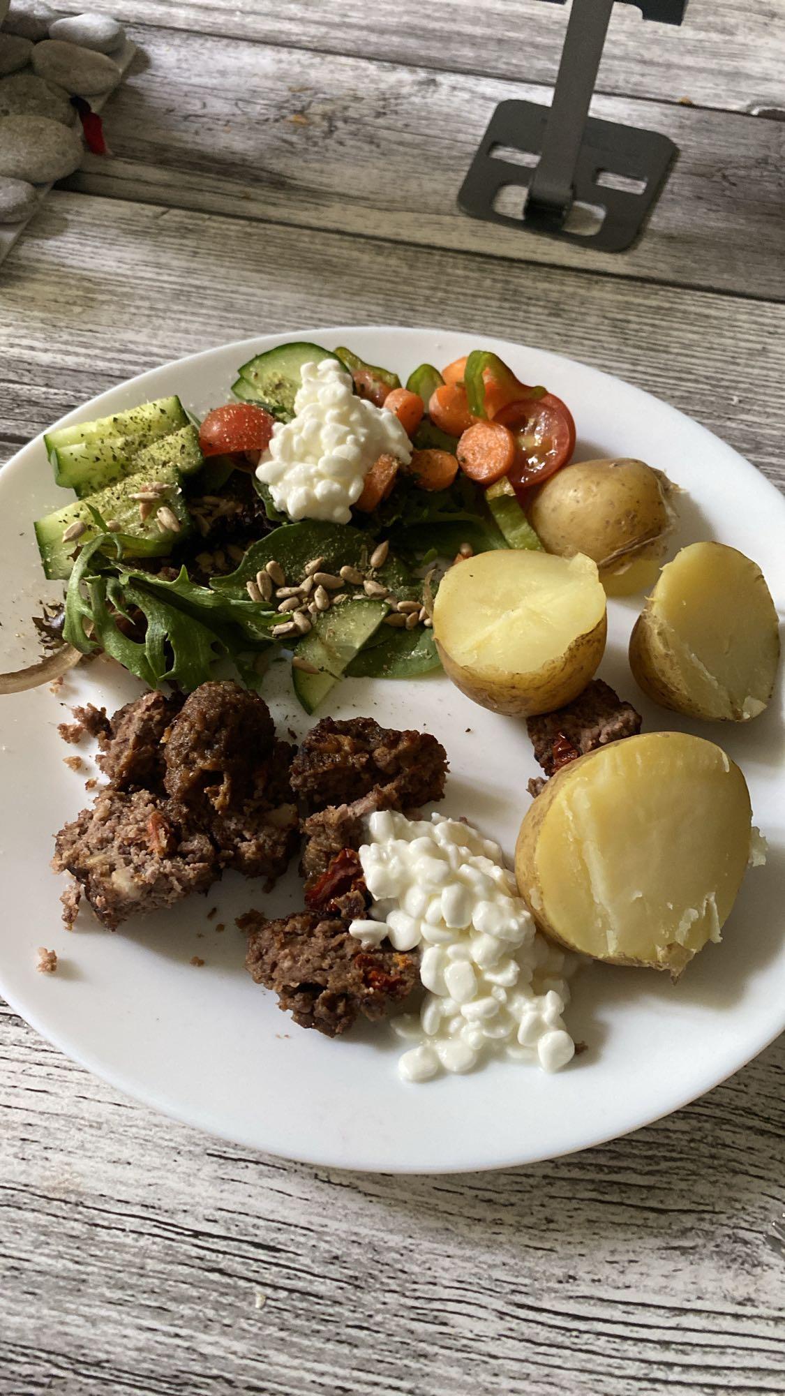 Köttfärslimpa med potatis & sallad