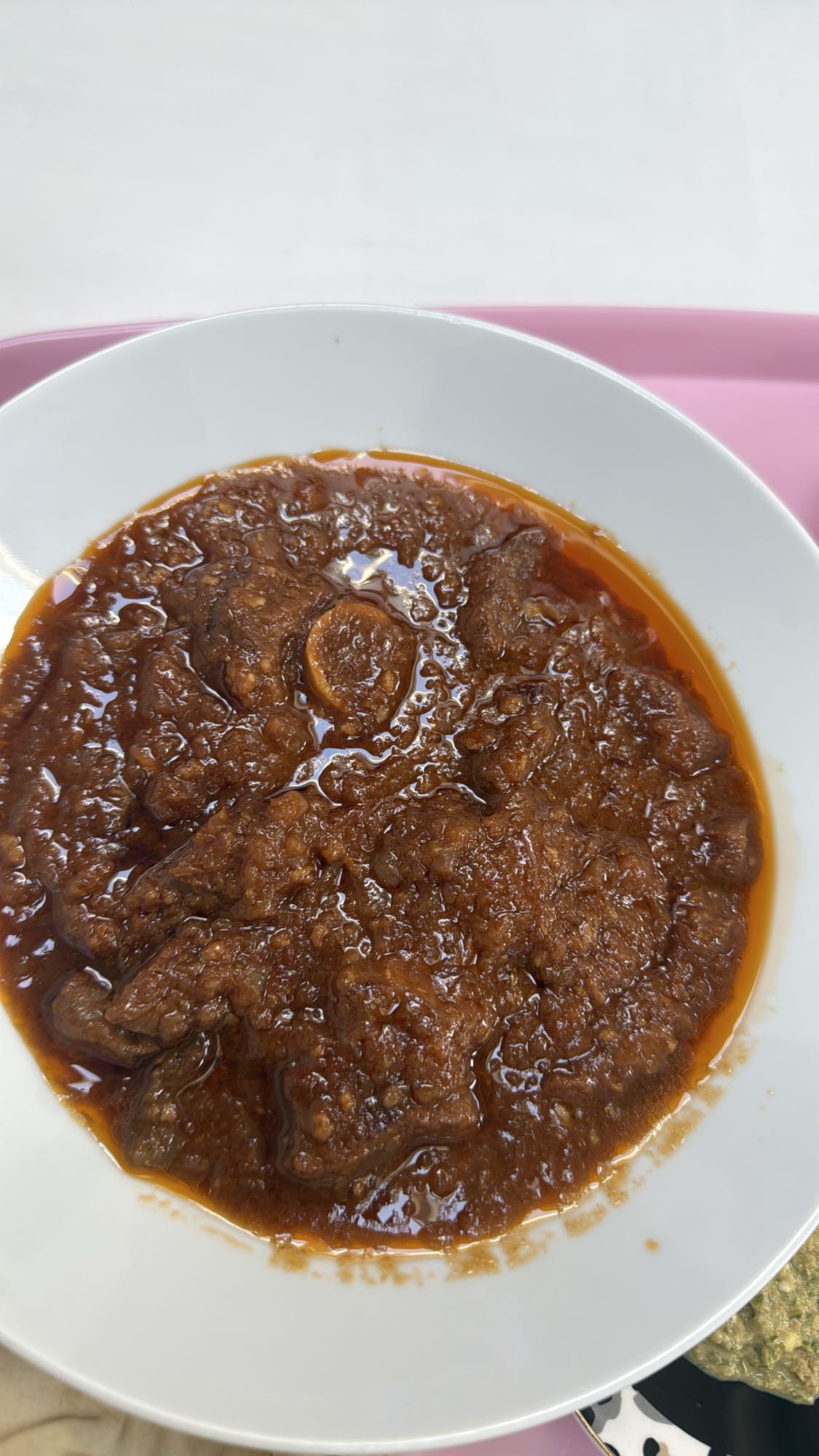 Okseragu i tomatsaus