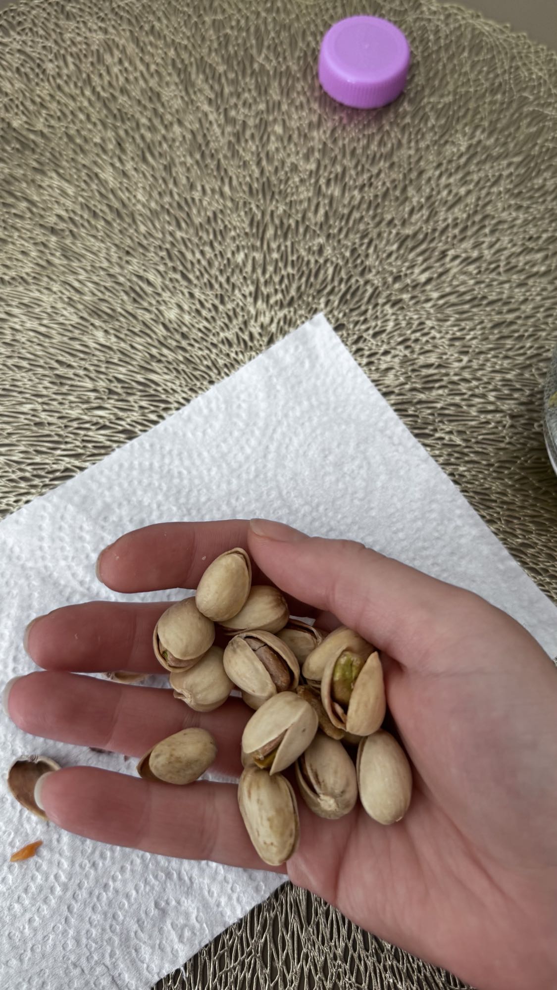 горсть фисташек