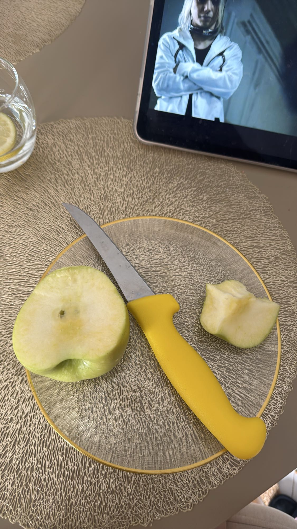 зелёное яблоко