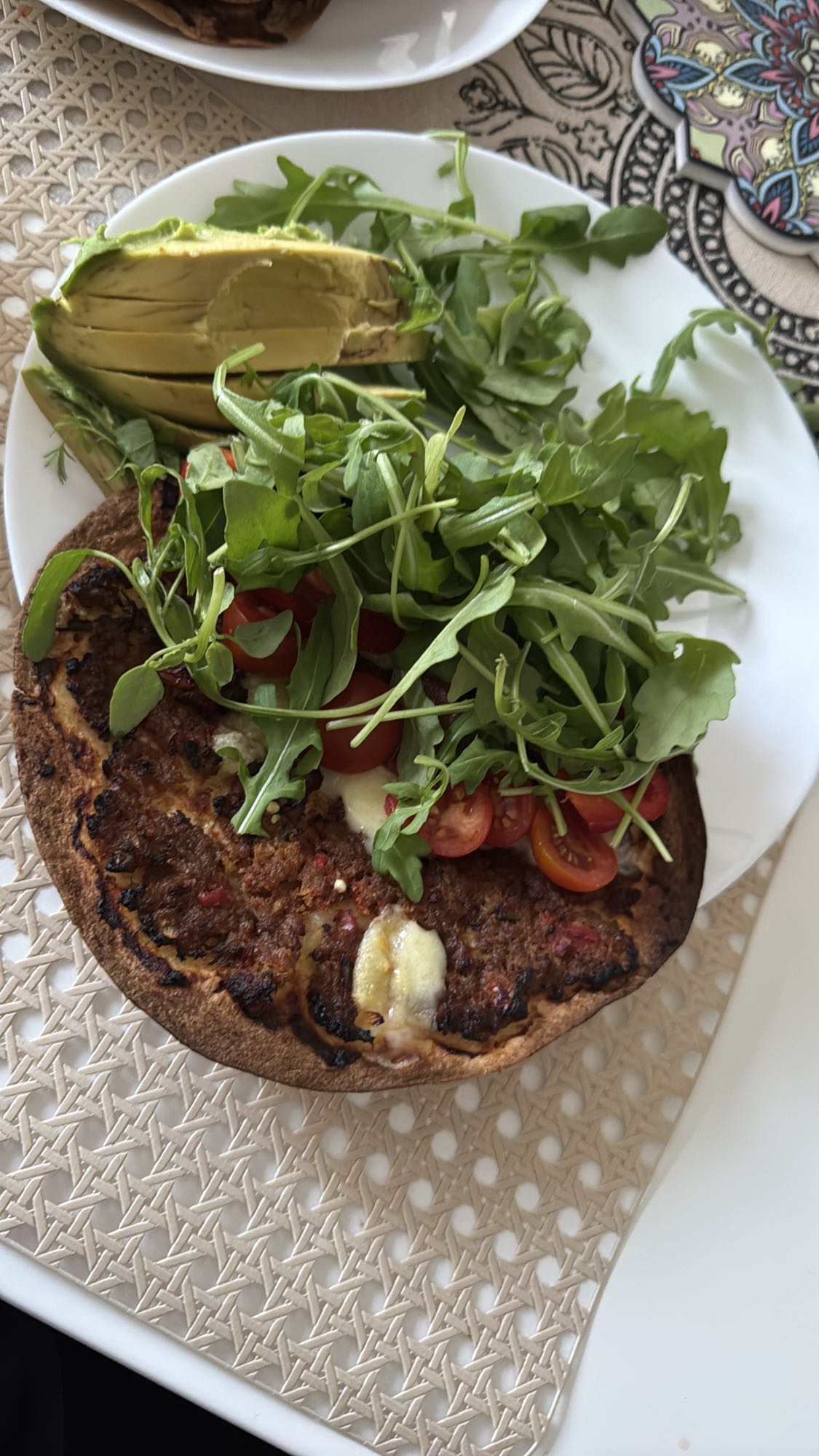 Pizza med avokado & rucola