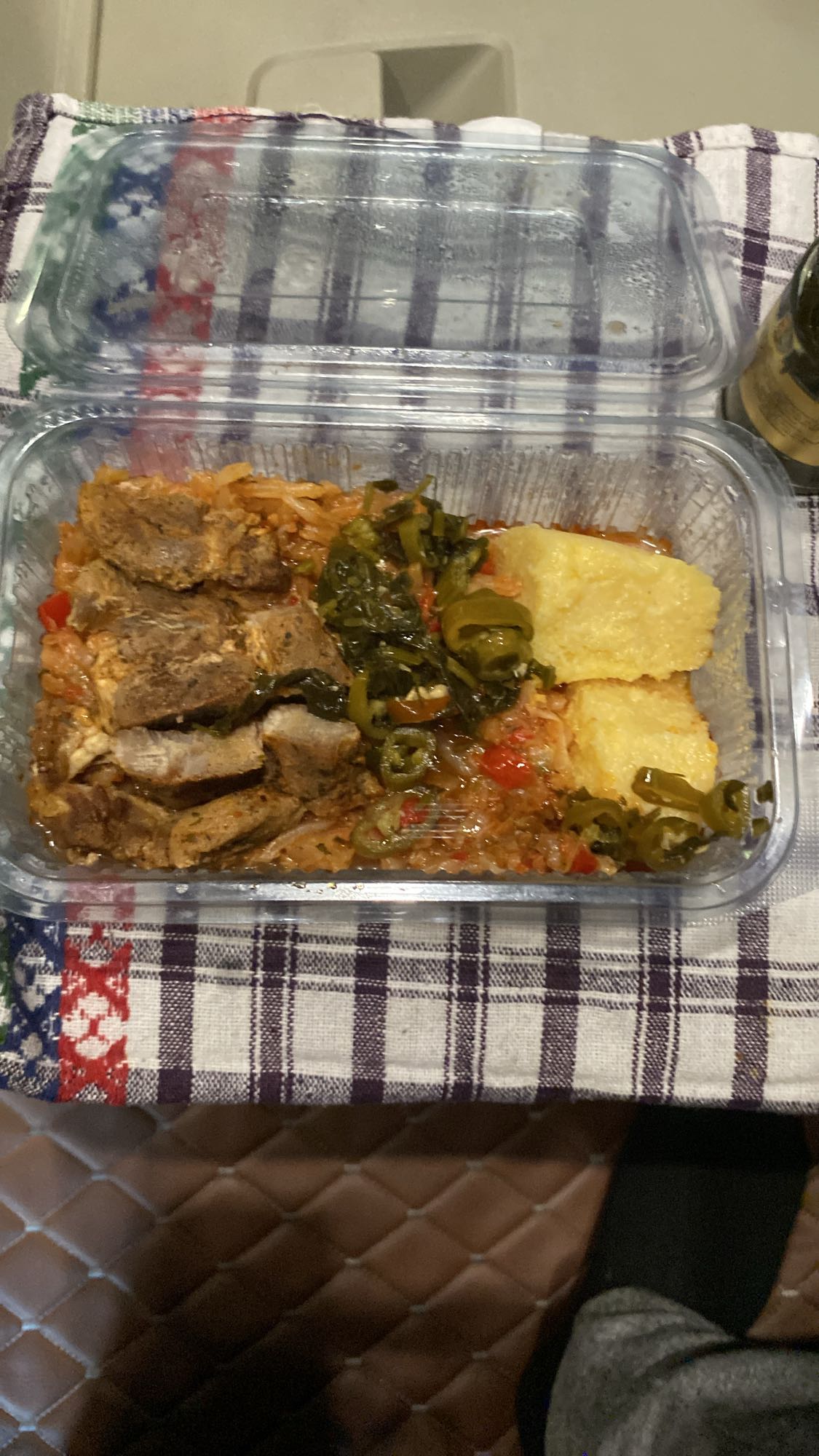 Mămăligă cu carne și legume