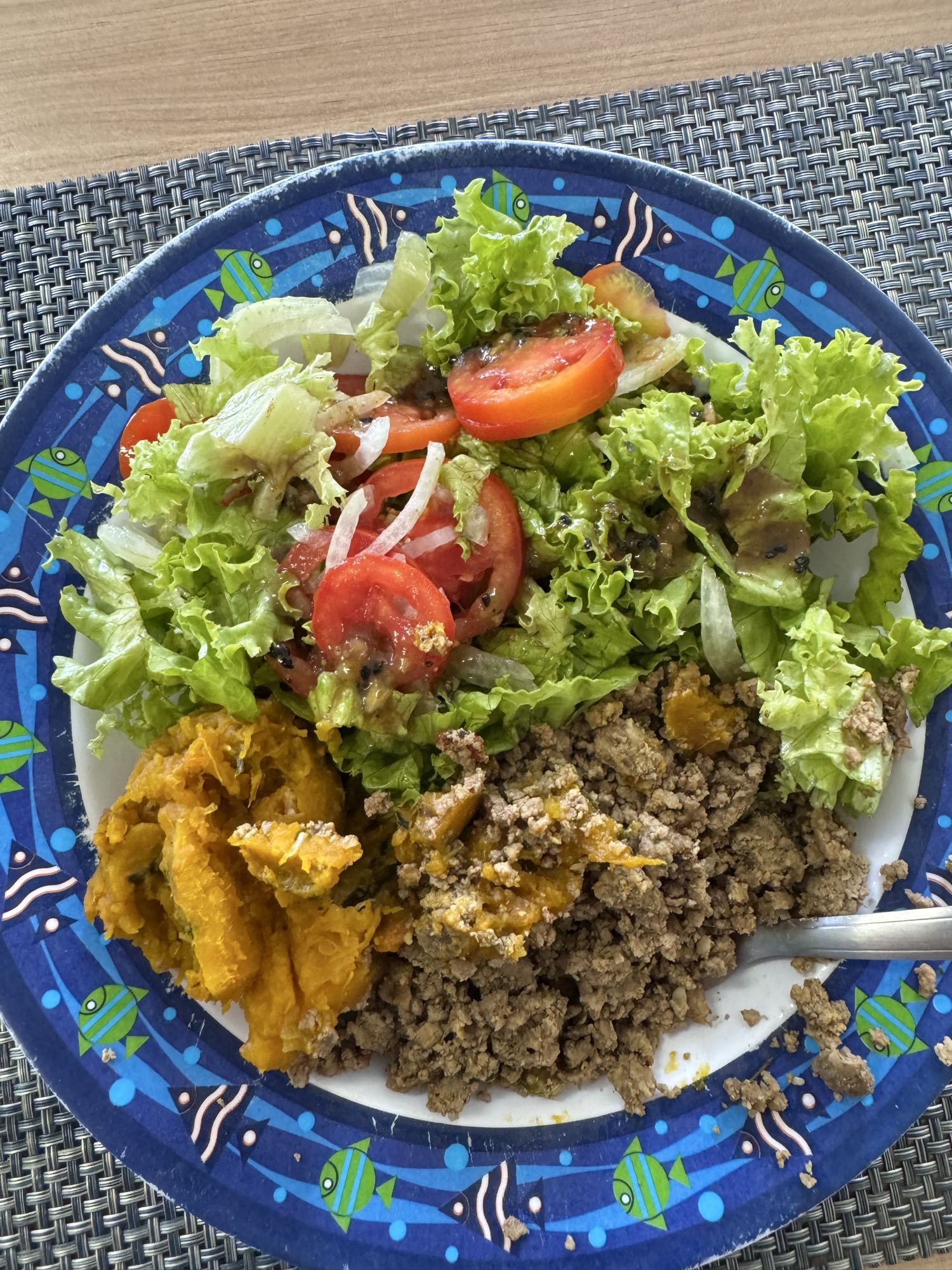 Carne moída com salada