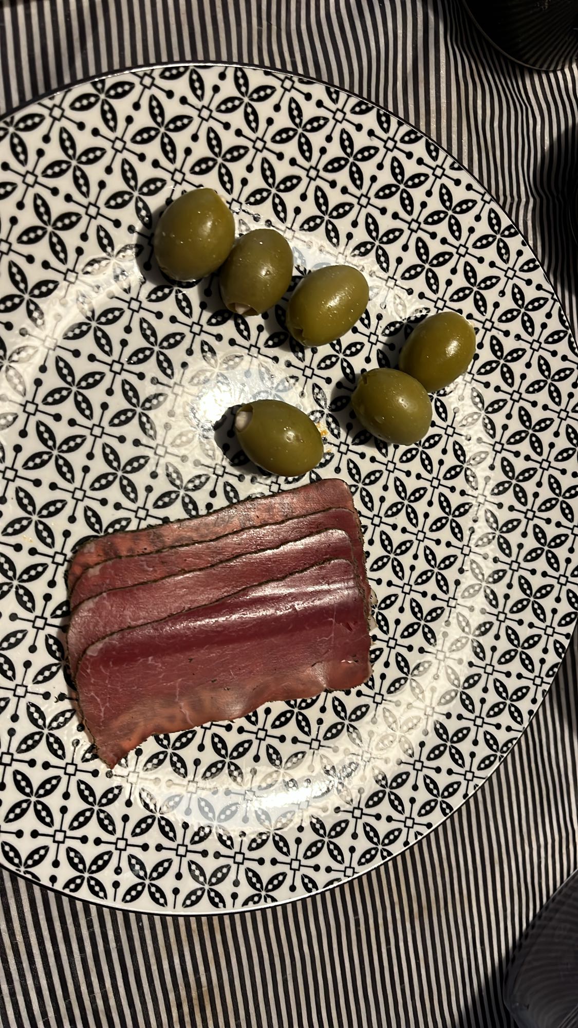 Пастърма и маслини