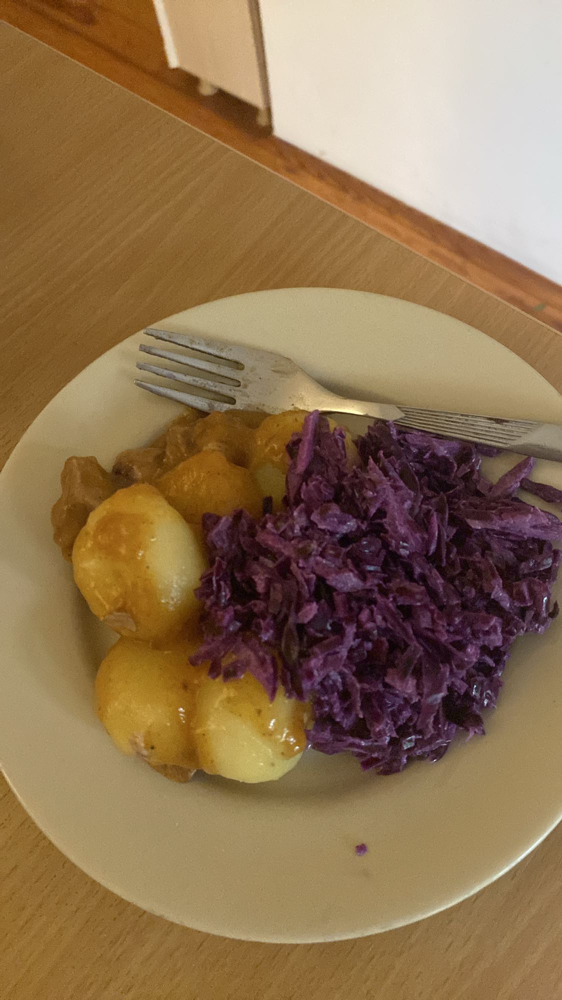 Ziemniaki z sosem i kapustą