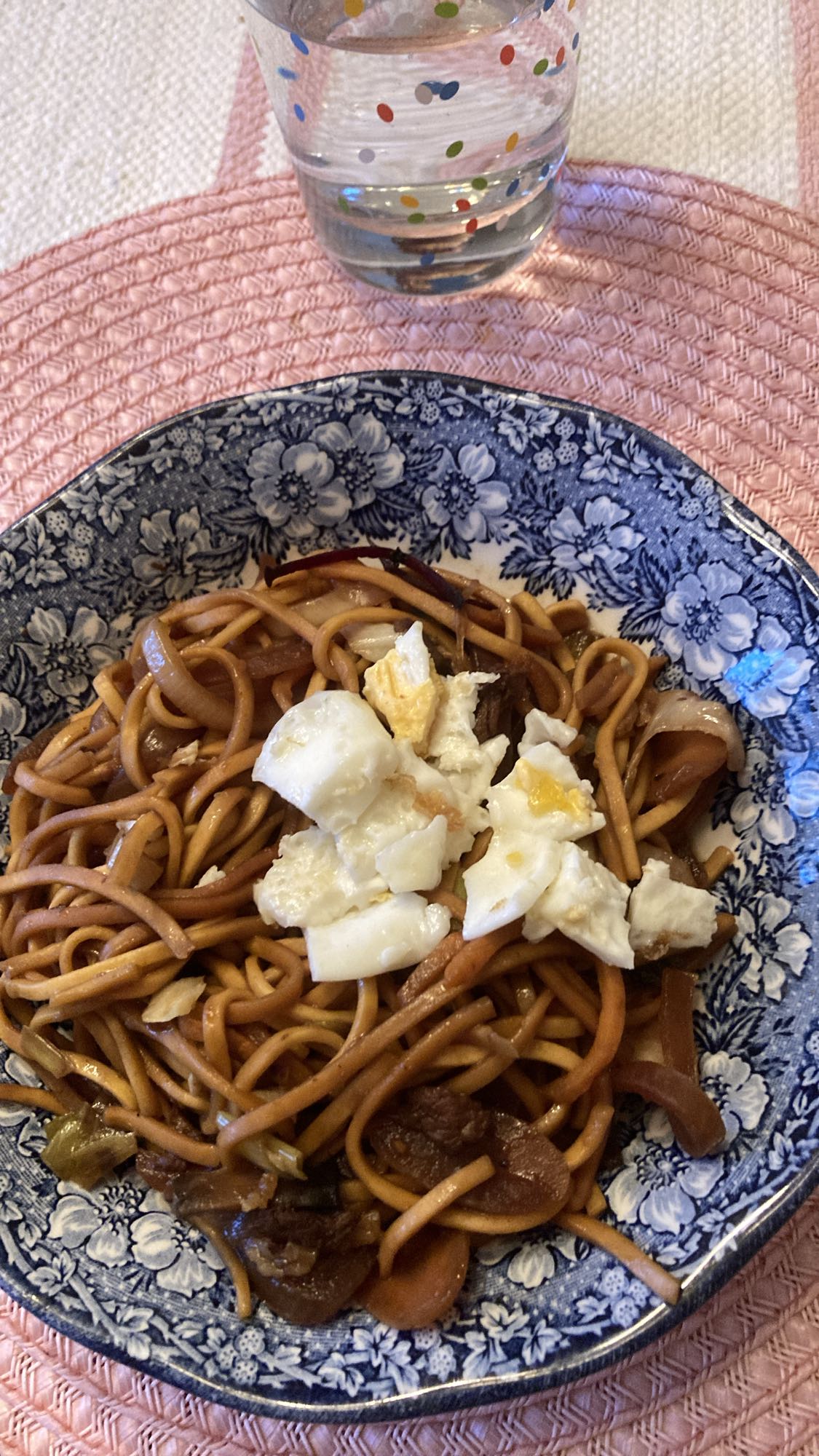 Stekta nudlar med ägg