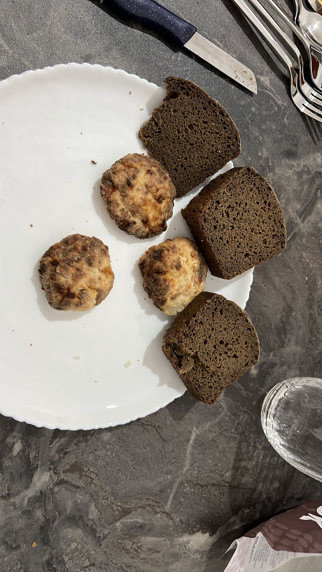 սև հաց և կոտլետ