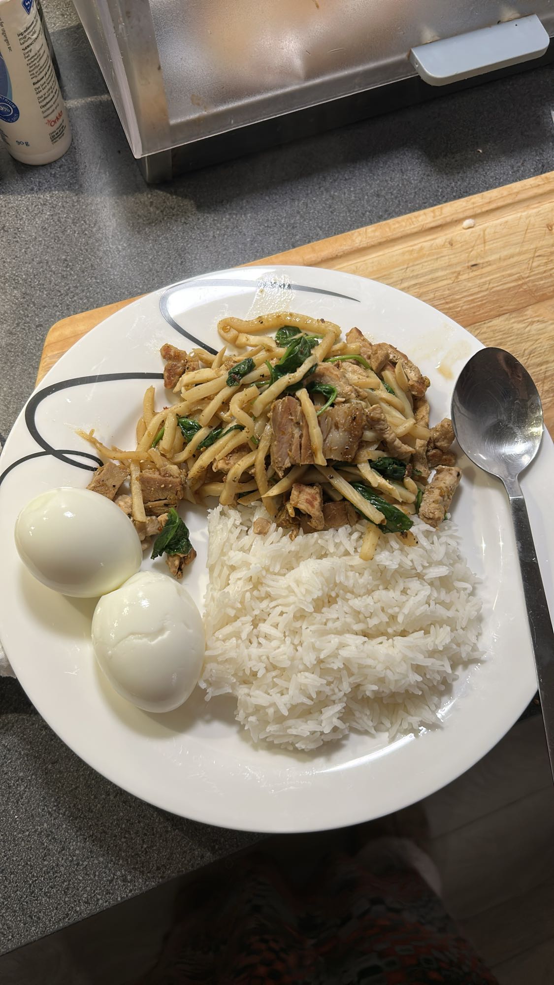 Ris, egg og kyllingwok