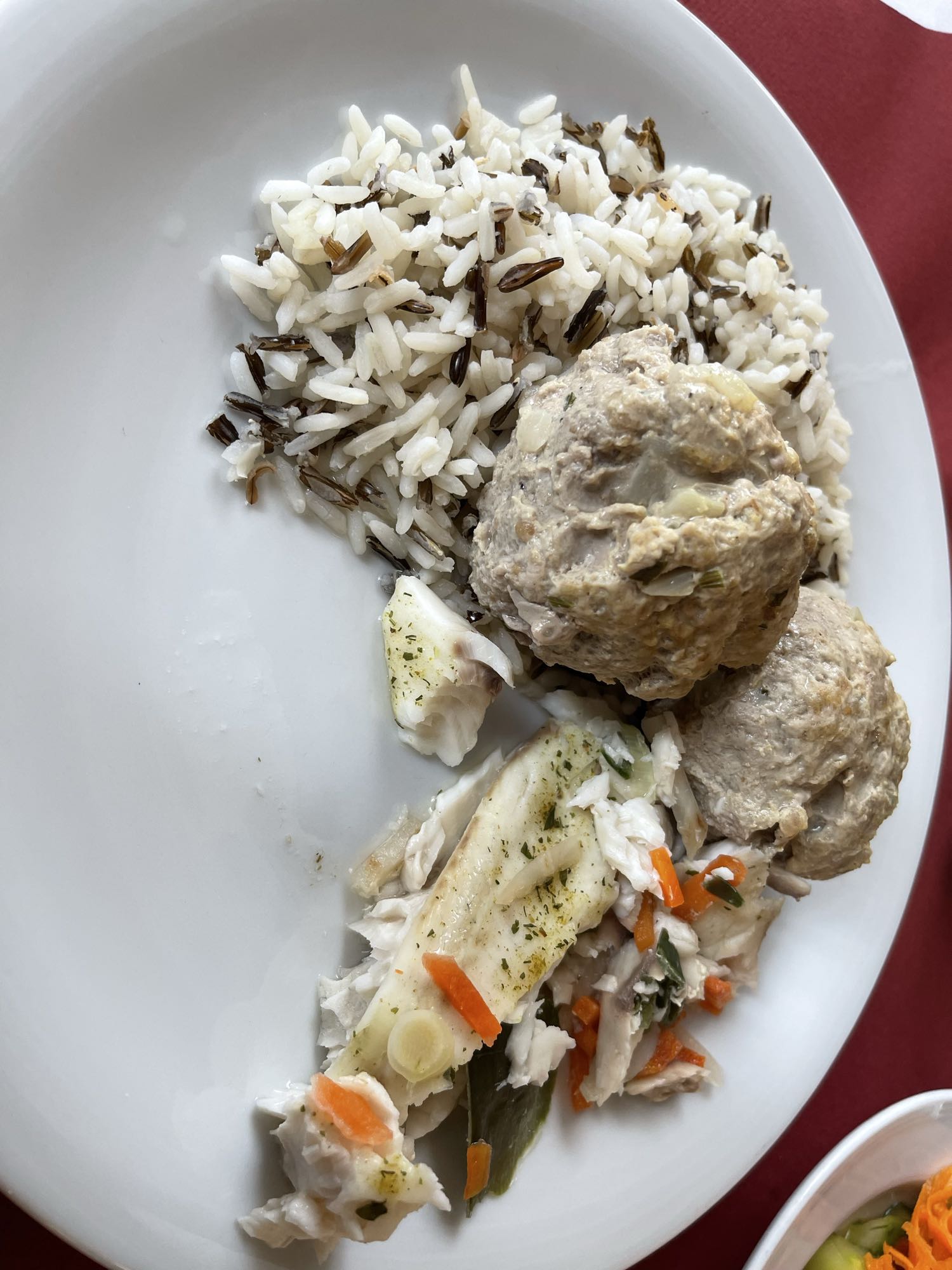 Reis mit Fleischbällchen und Fisch