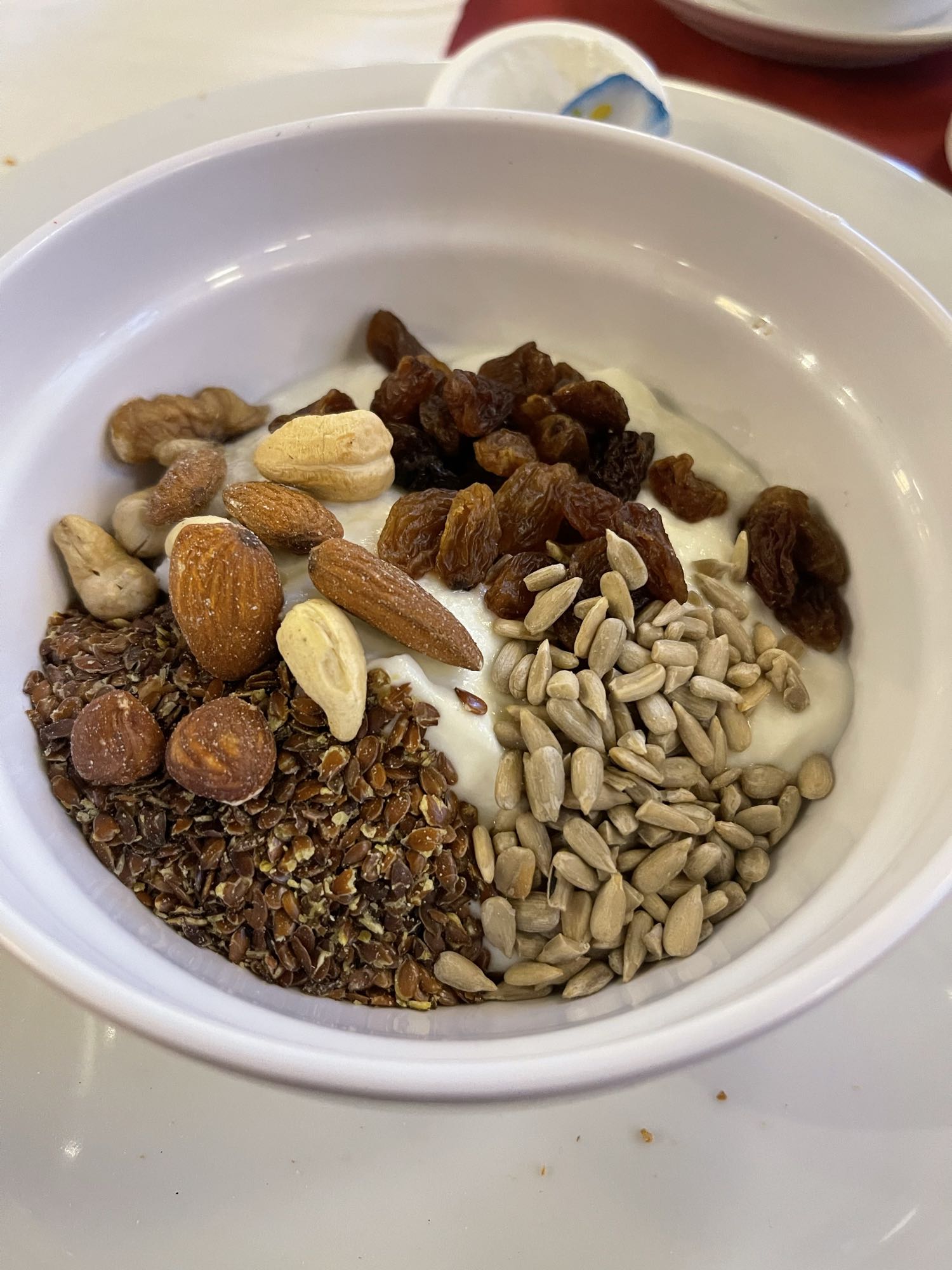 Yogurt mit Nüssen & Samen