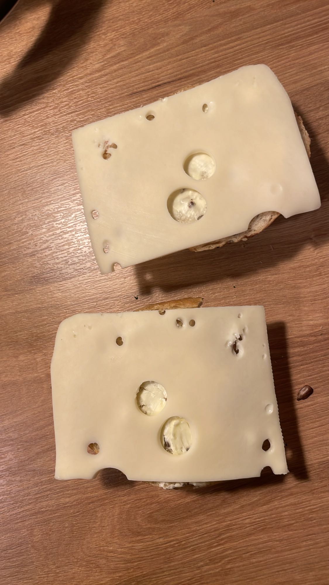 Kanapki z serem, orzechami, rodzynkami i herbatą z dodatkami