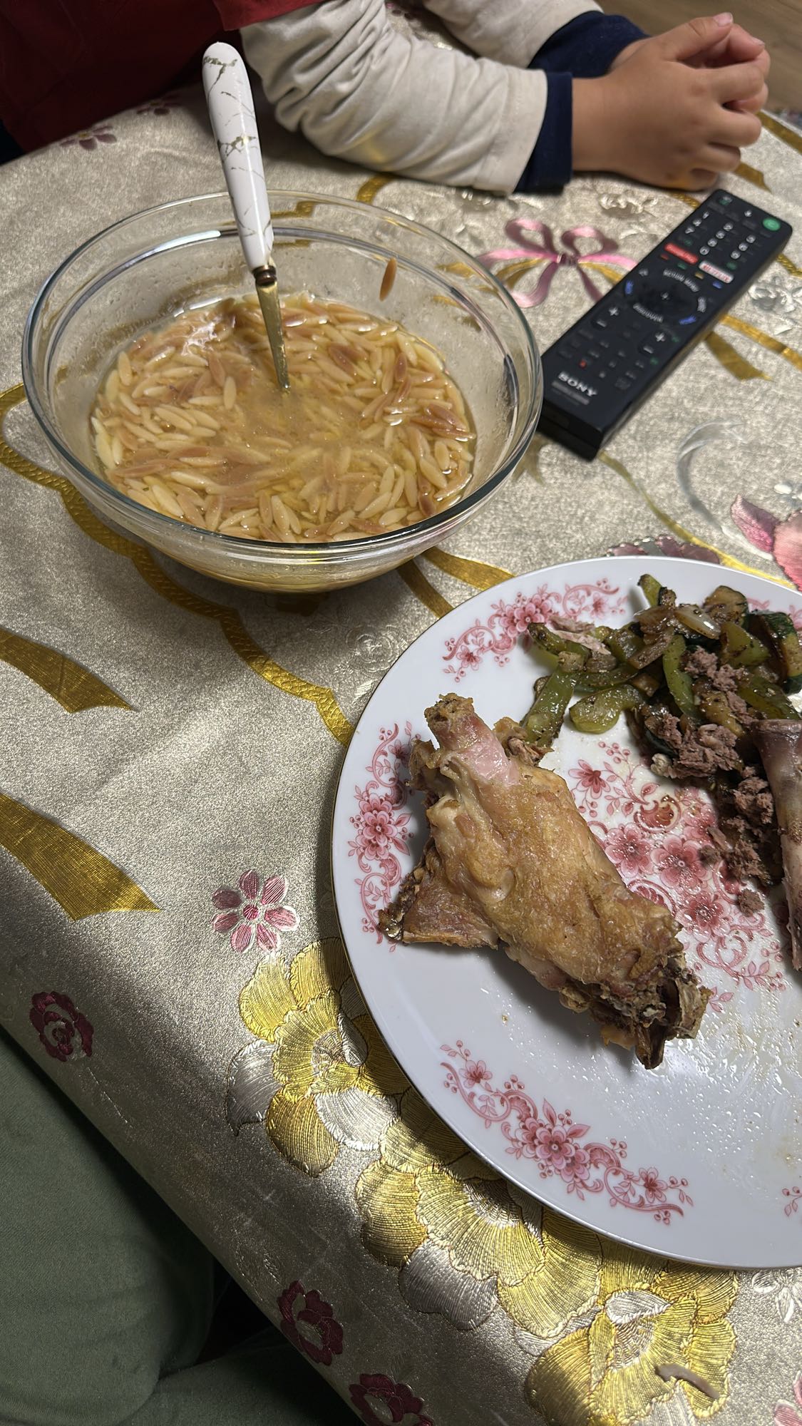 Tavuk ve arpa şehriye yemeği