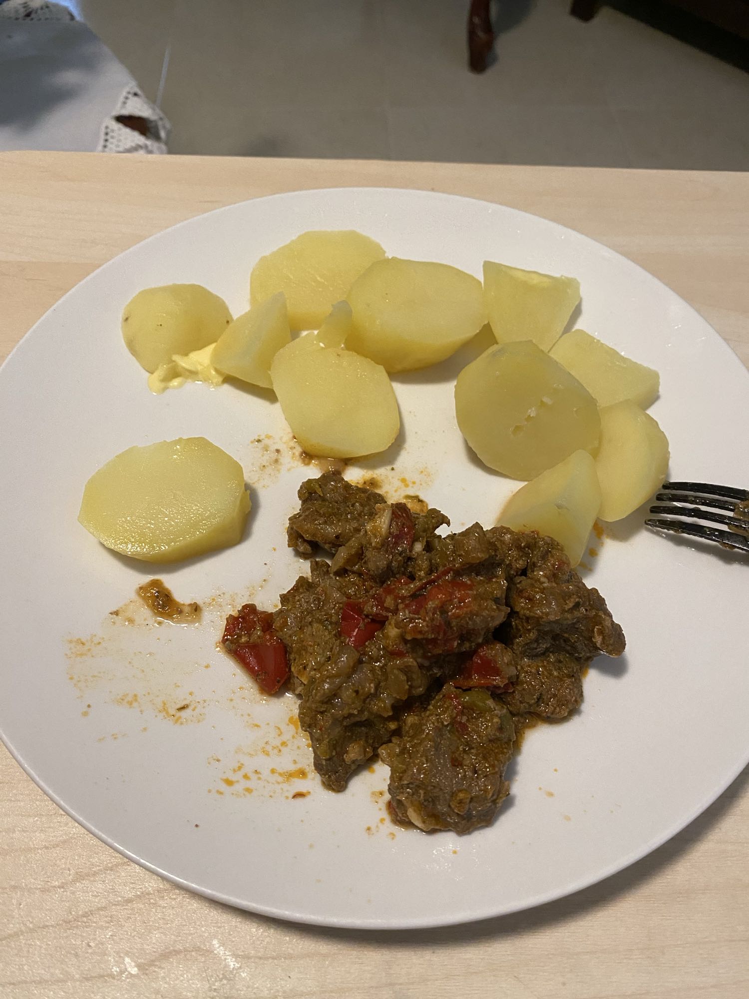 Carne con papas cocidas