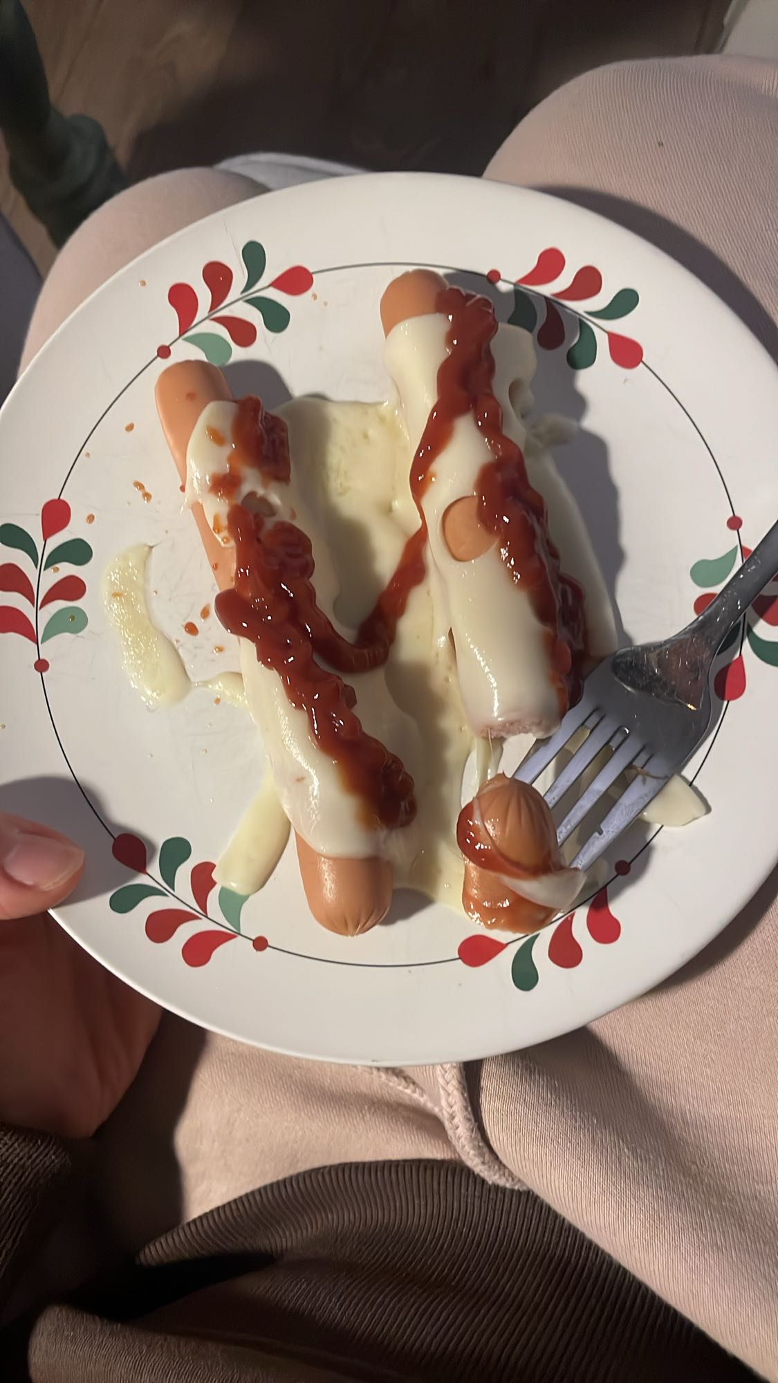 Parówki z serem i ketchupem