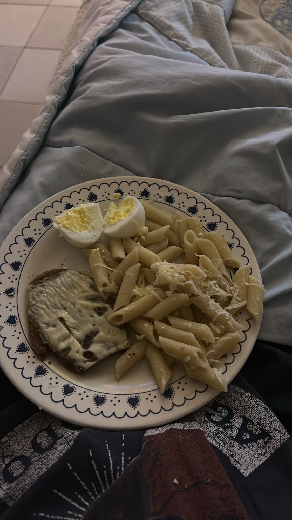 Pasta con huevo y pan