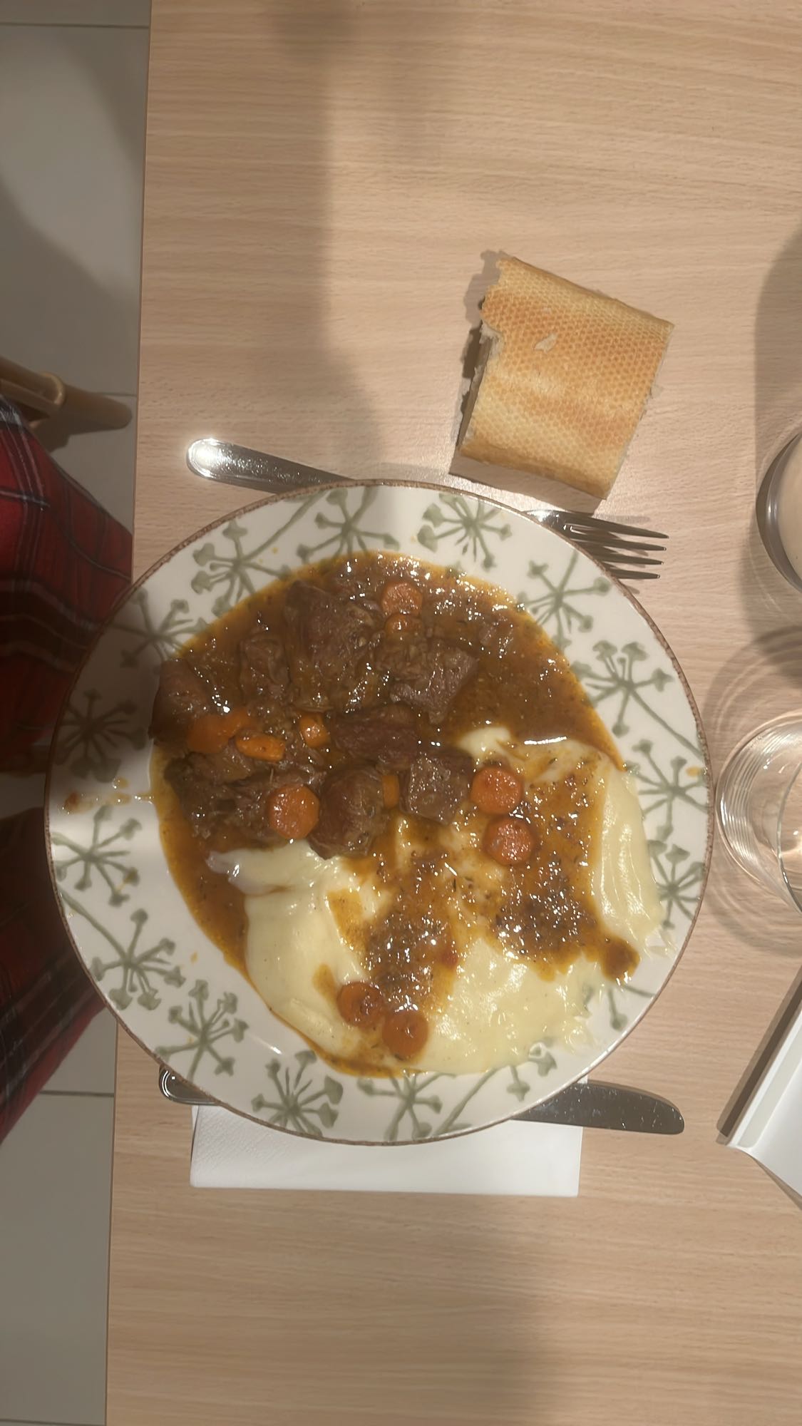 estofado con puré y pan