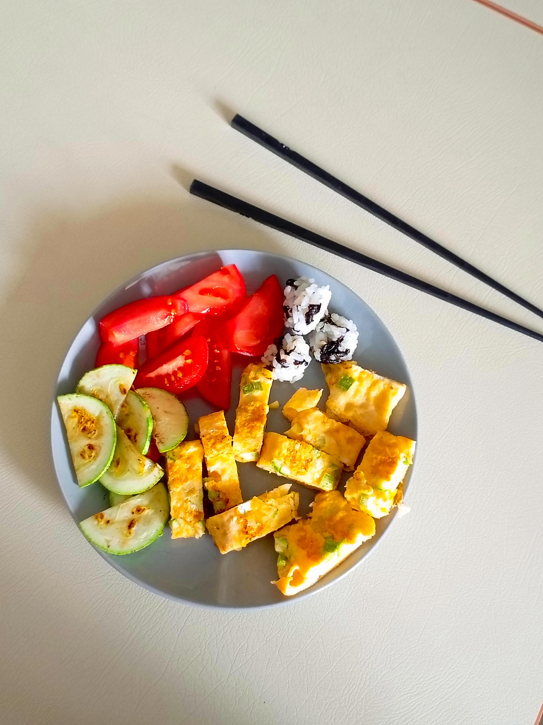 Egg veggie sushi plate