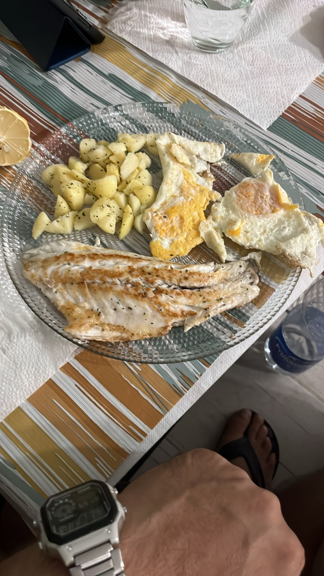 Pescado con papas y huevo
