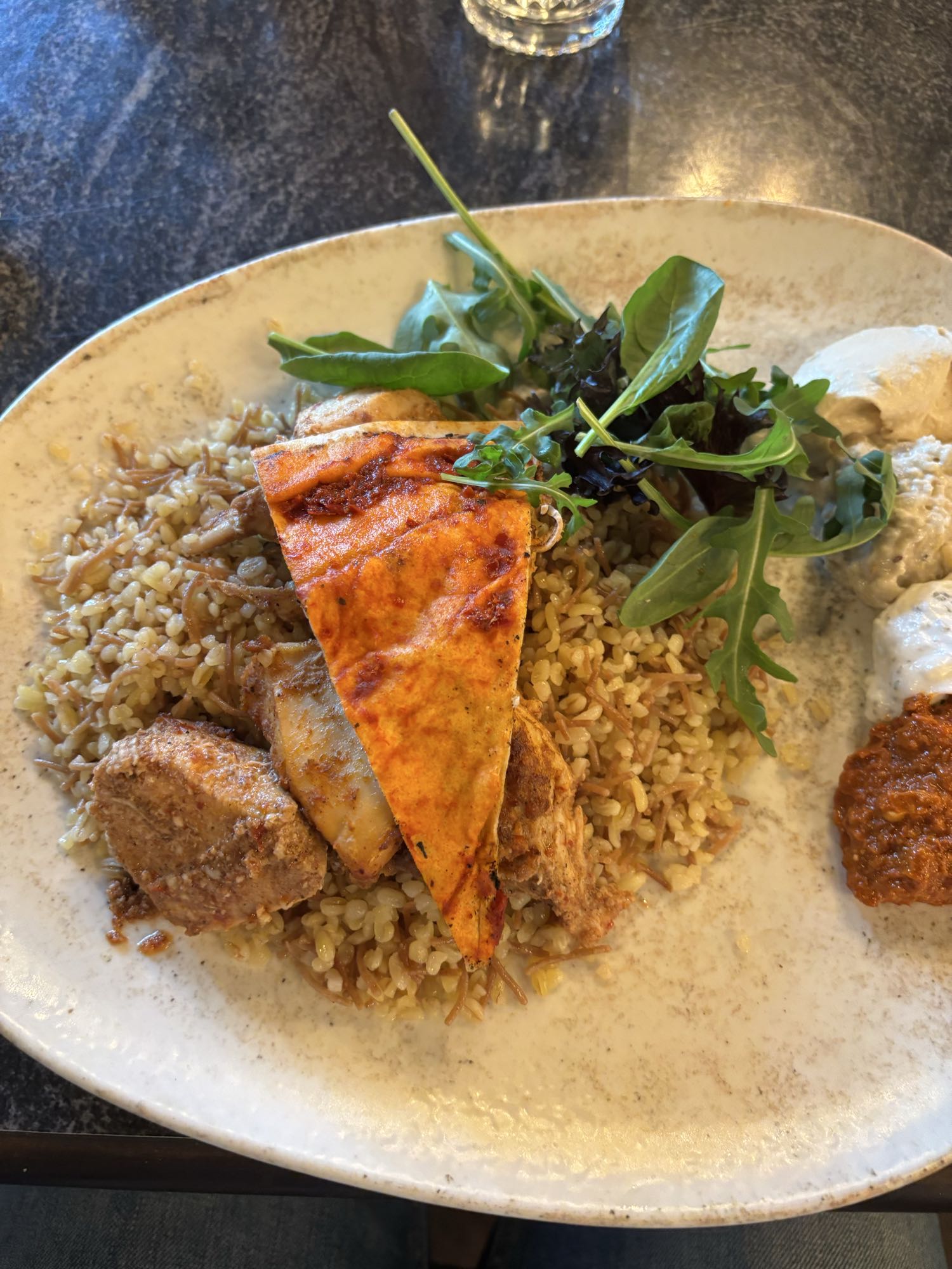 Kyckling med bulgur och såser