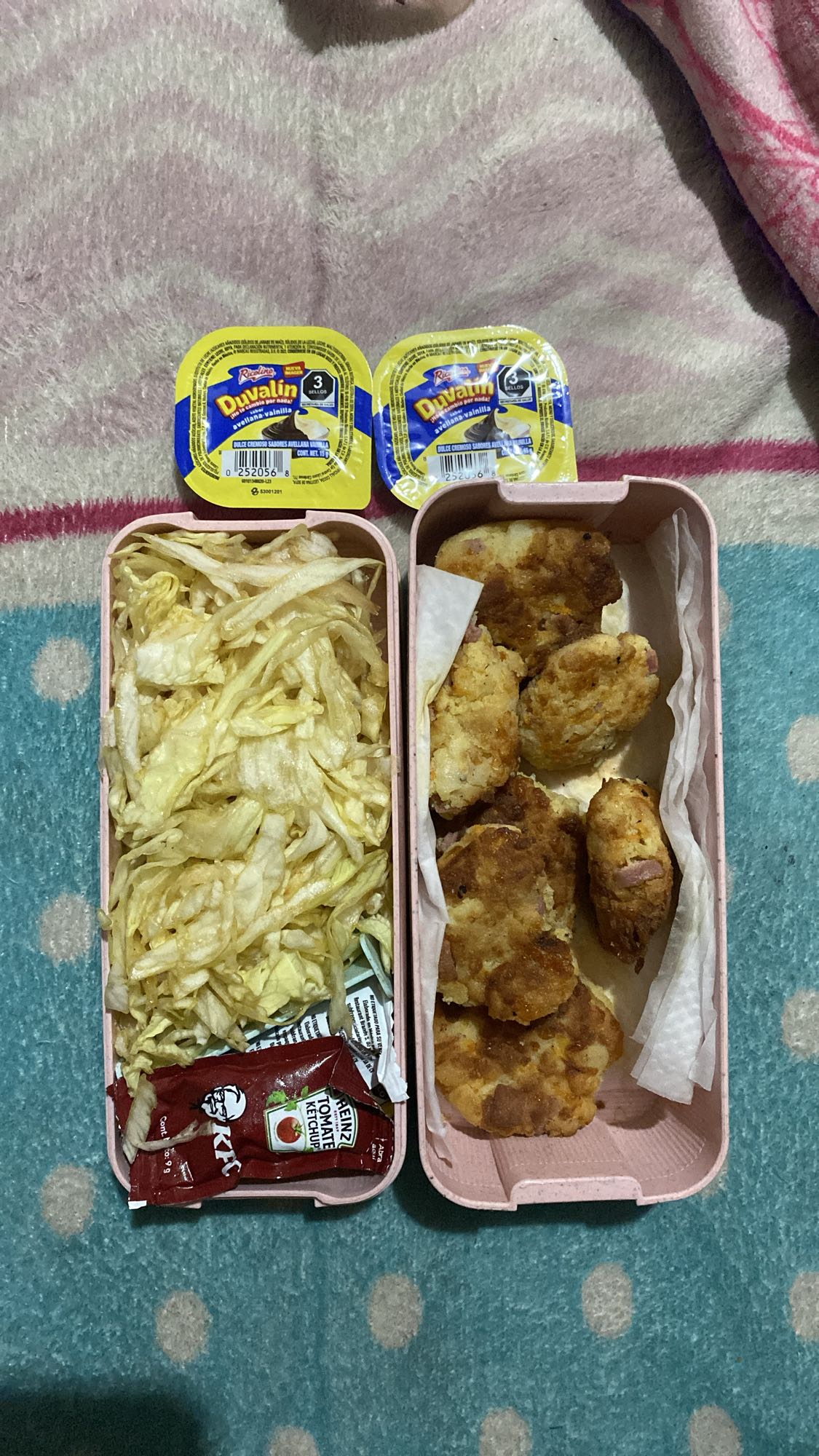 Nuggets con ensalada y dulce