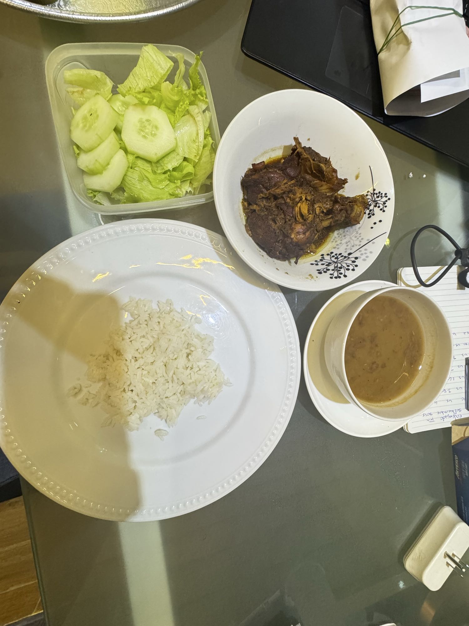 Arroz con carne y ensalada