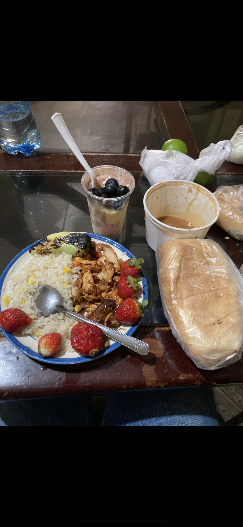 Pollo con arroz y frutas