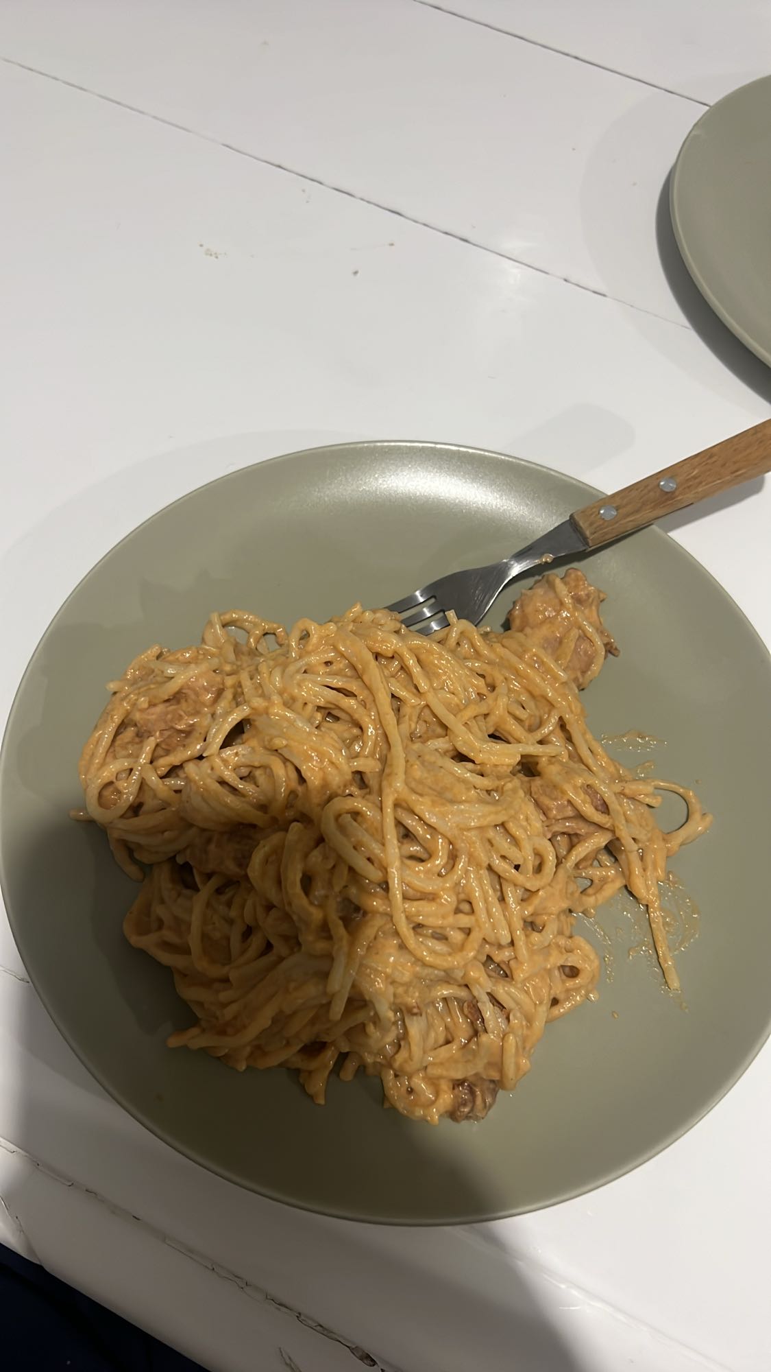 Espaguetis con atún y crema