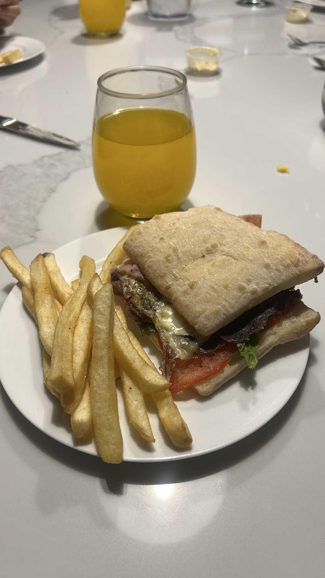 Sándwich con papas fritas y jugo