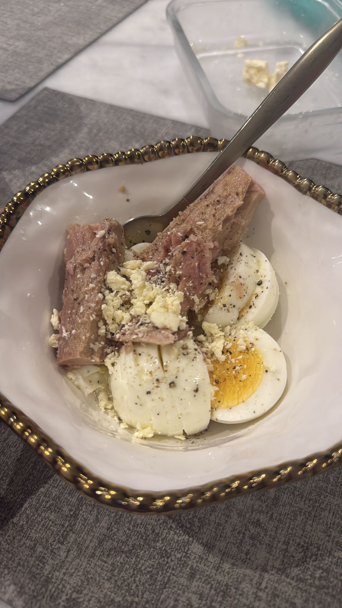 Huevos con atún y queso