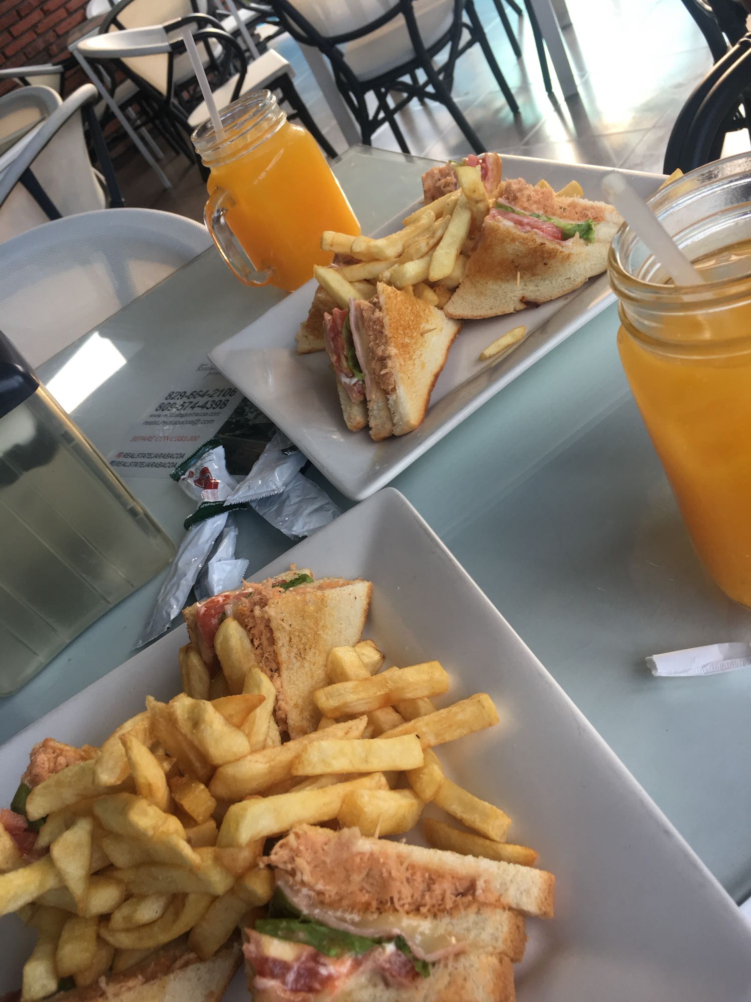 Sándwich con papas fritas