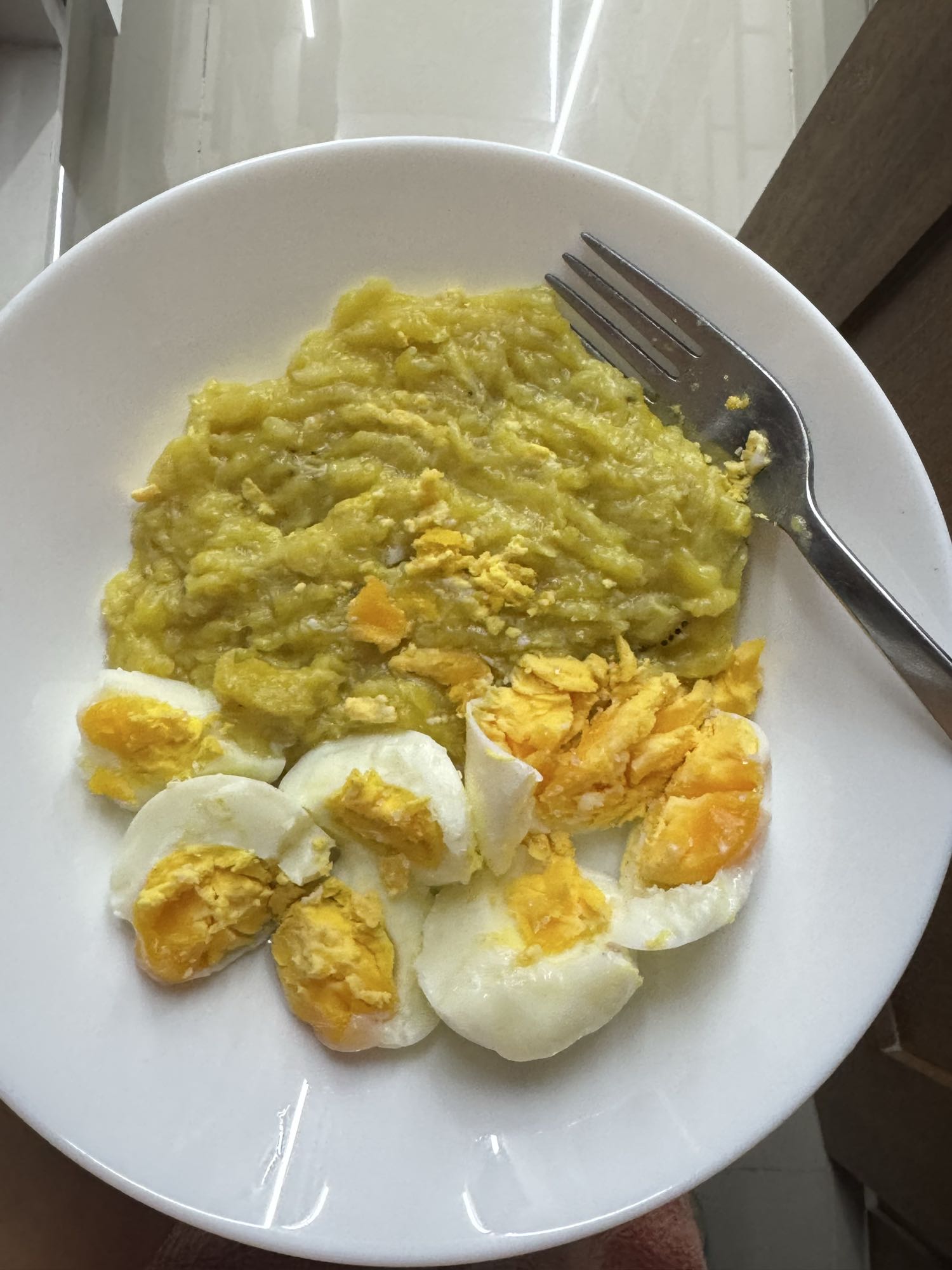 Plátano con huevo cocido