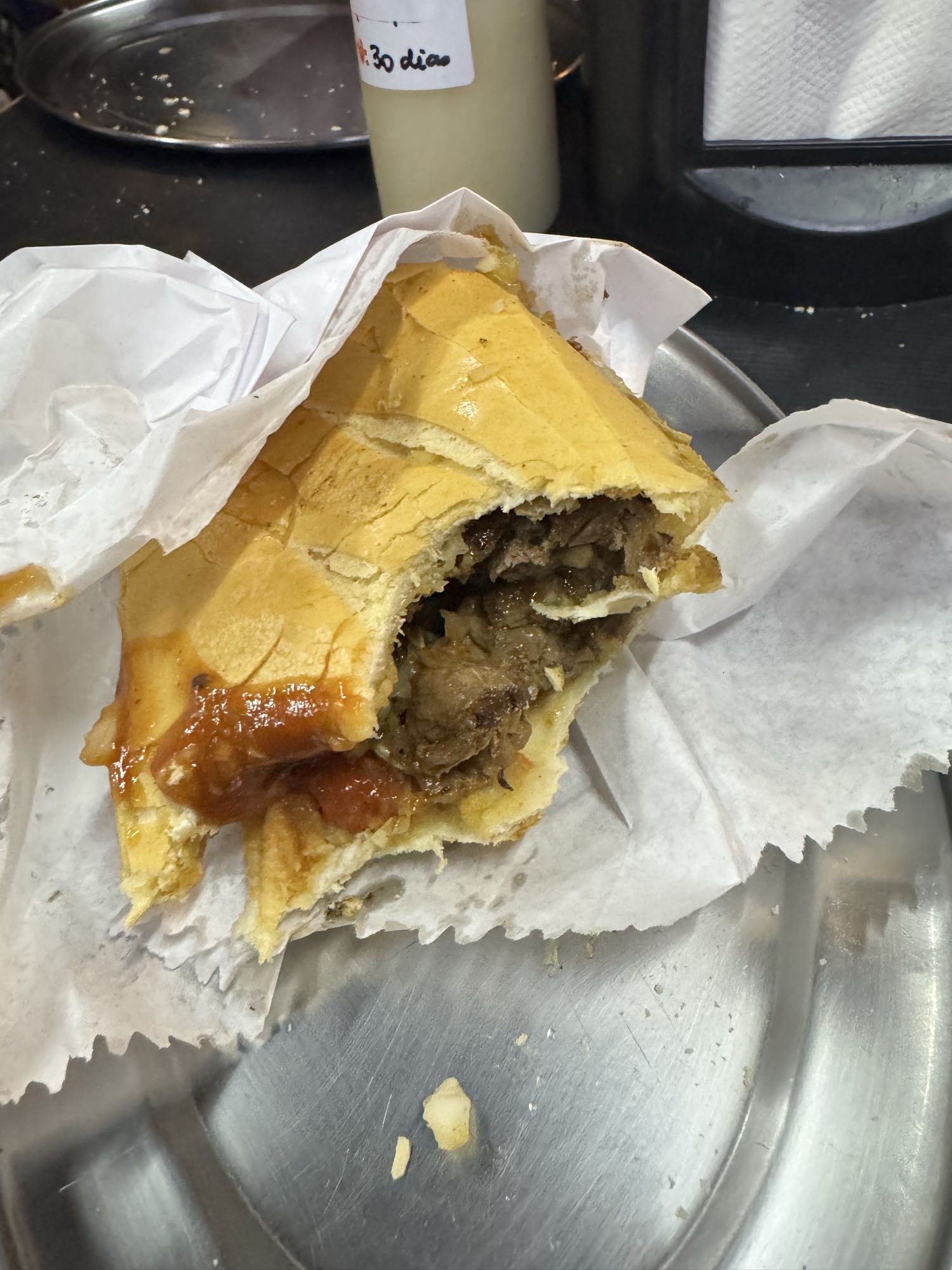 Sanduíche de carne com molho