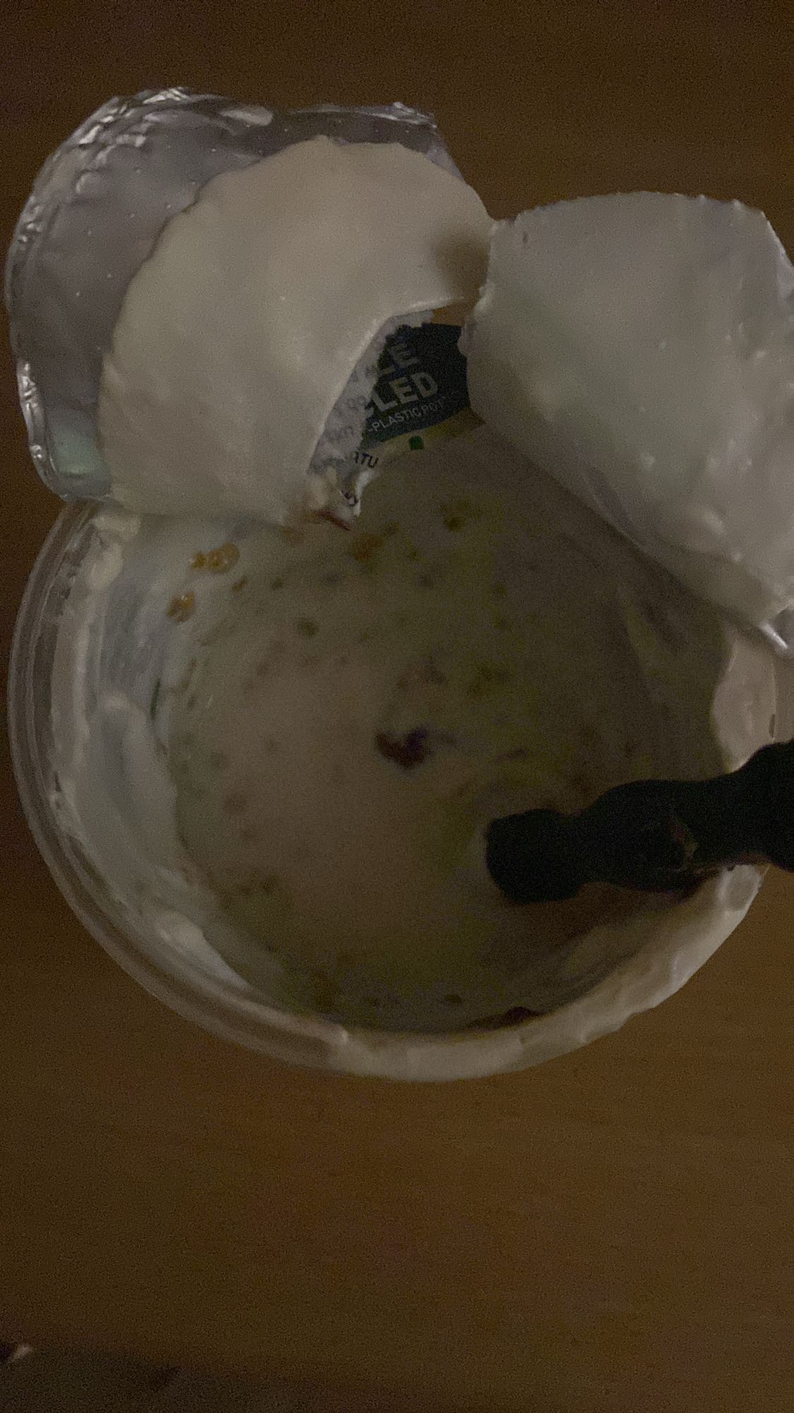 jogurt z owocami i musli