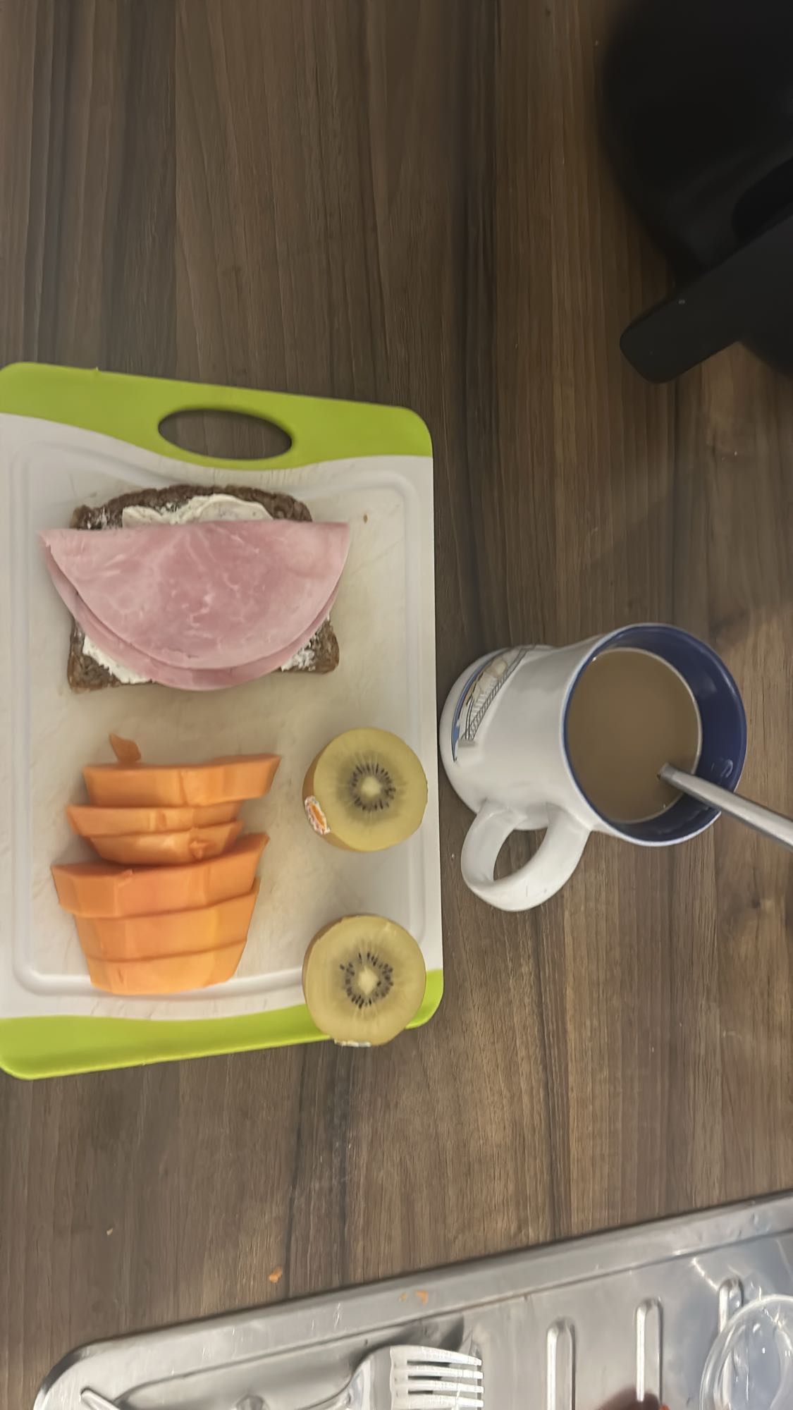 Desayuno con fruta y café