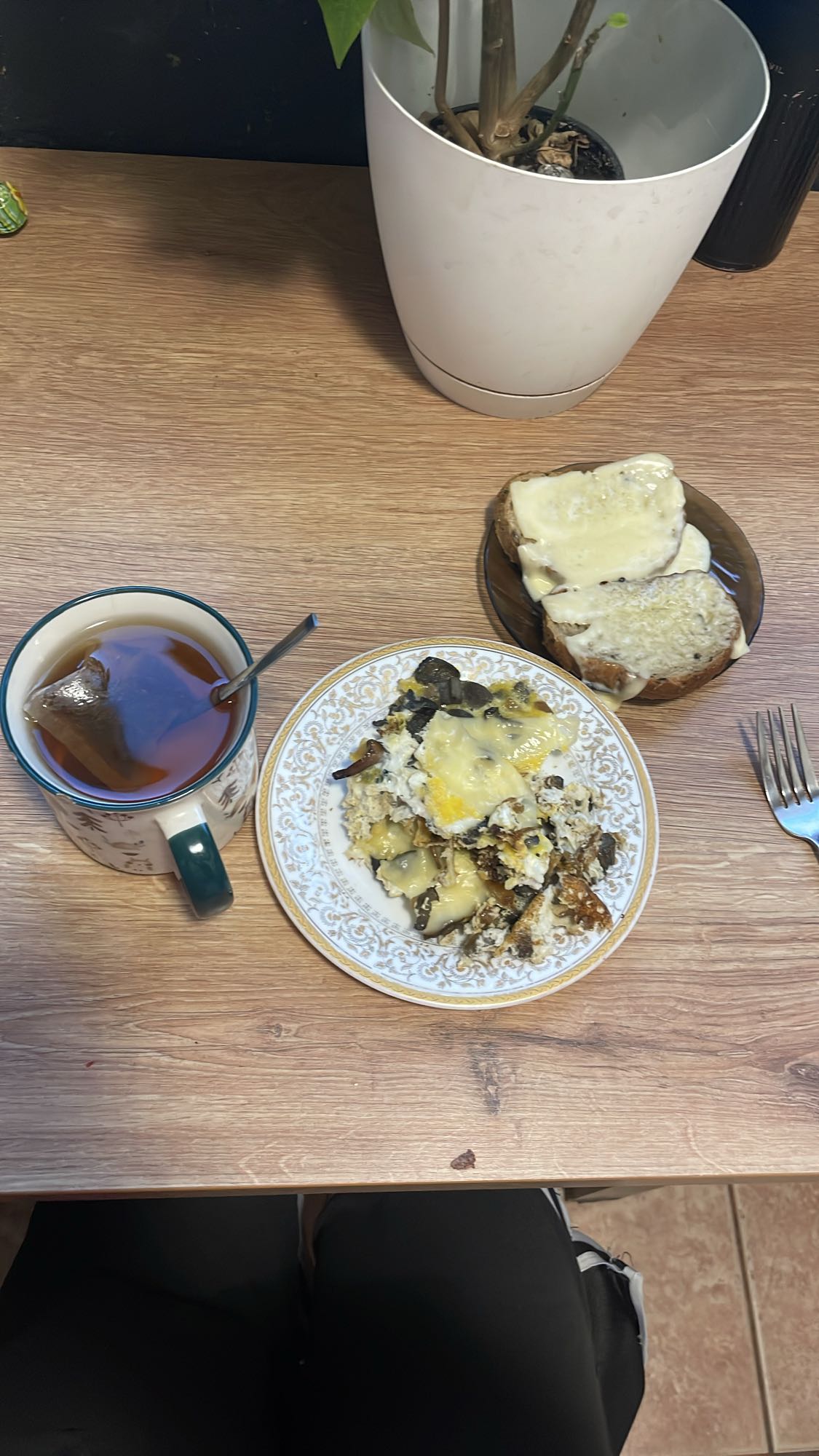 Яичница с грибами и тостами