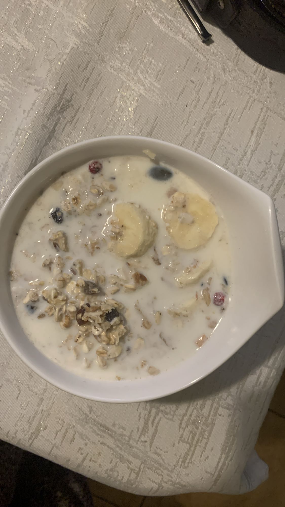 Musli z mlekiem i bananem